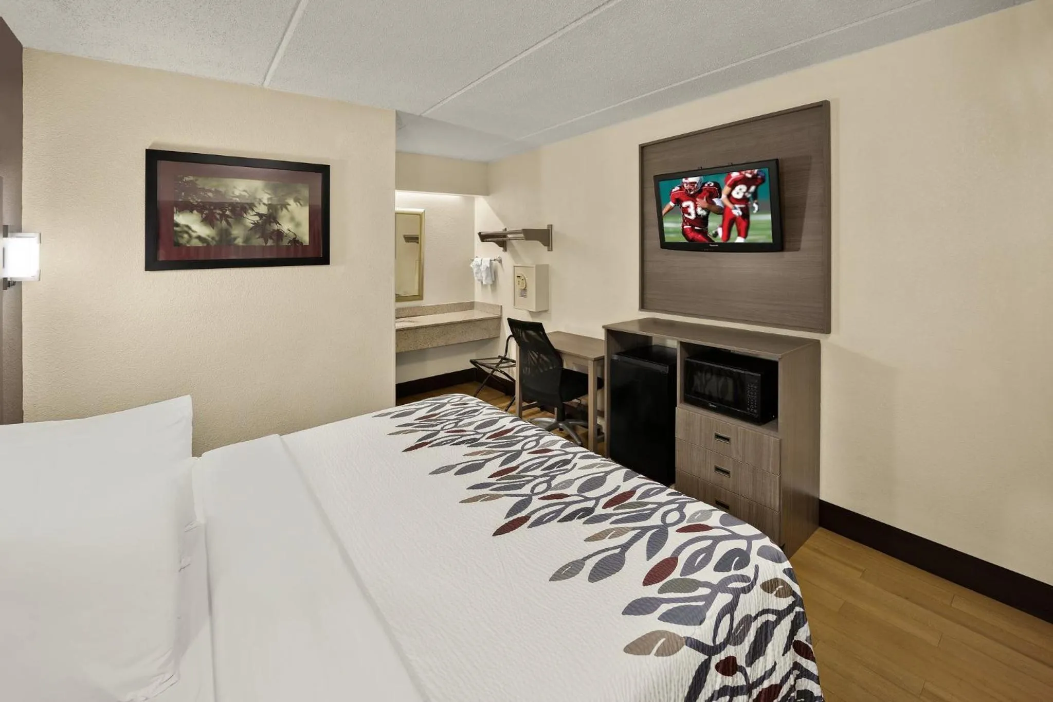 Photo of the whole room, Bed in Red Roof Inn Chapel Hill - UNC