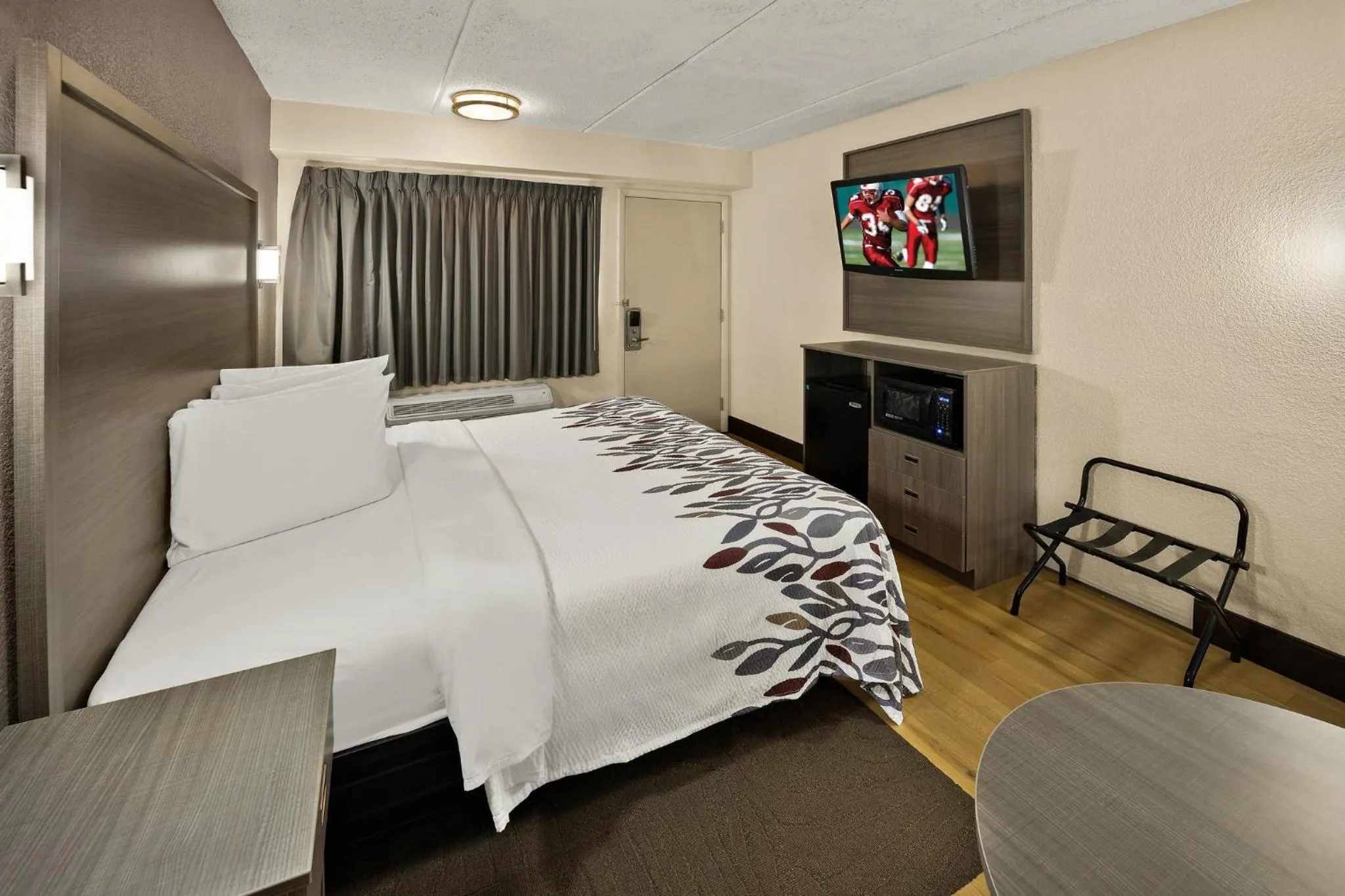 Photo of the whole room, Bed in Red Roof Inn Chapel Hill - UNC