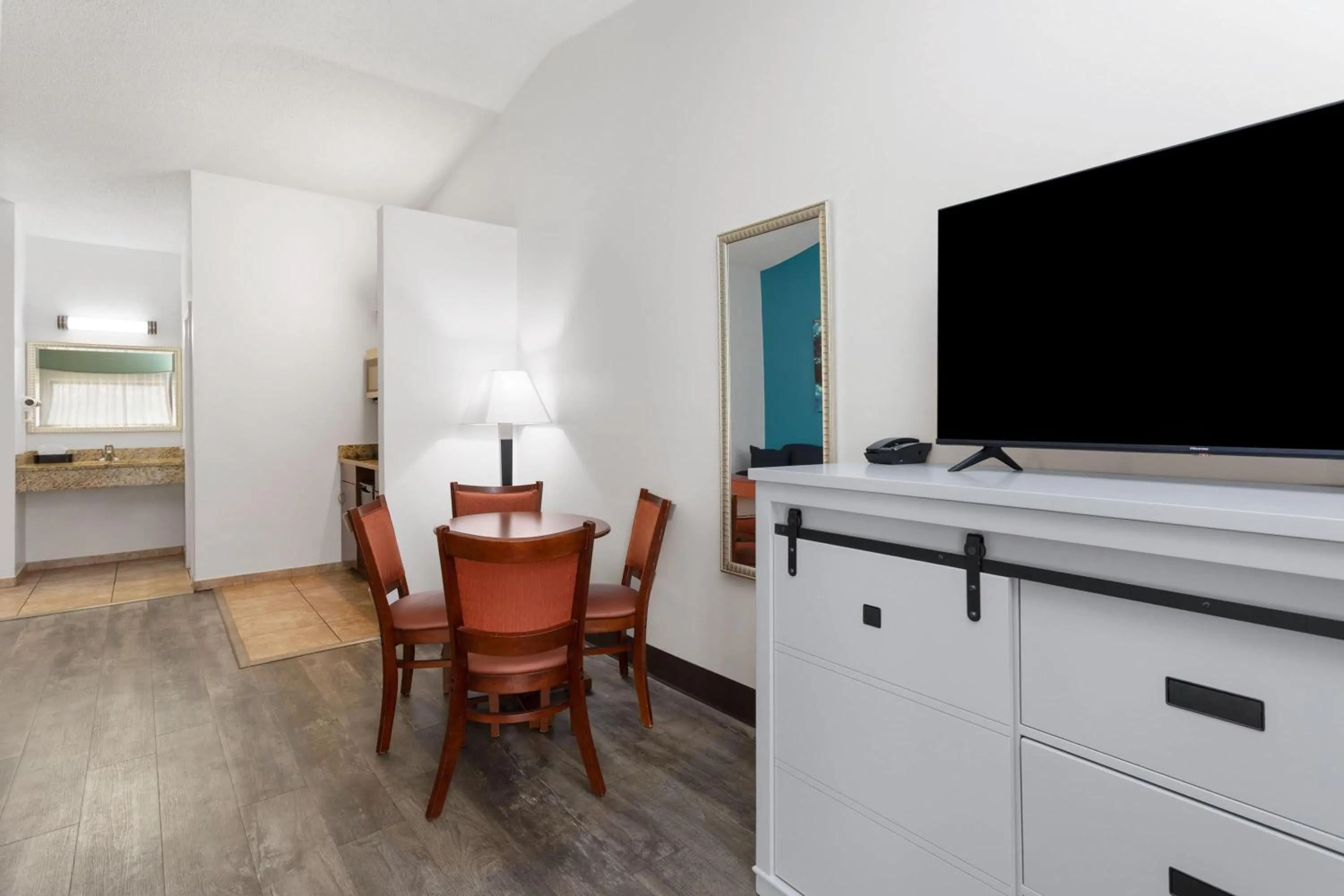 Photo of the whole room in PaddleTail Waterfront Lodge, Trademark Collection by Wyndham