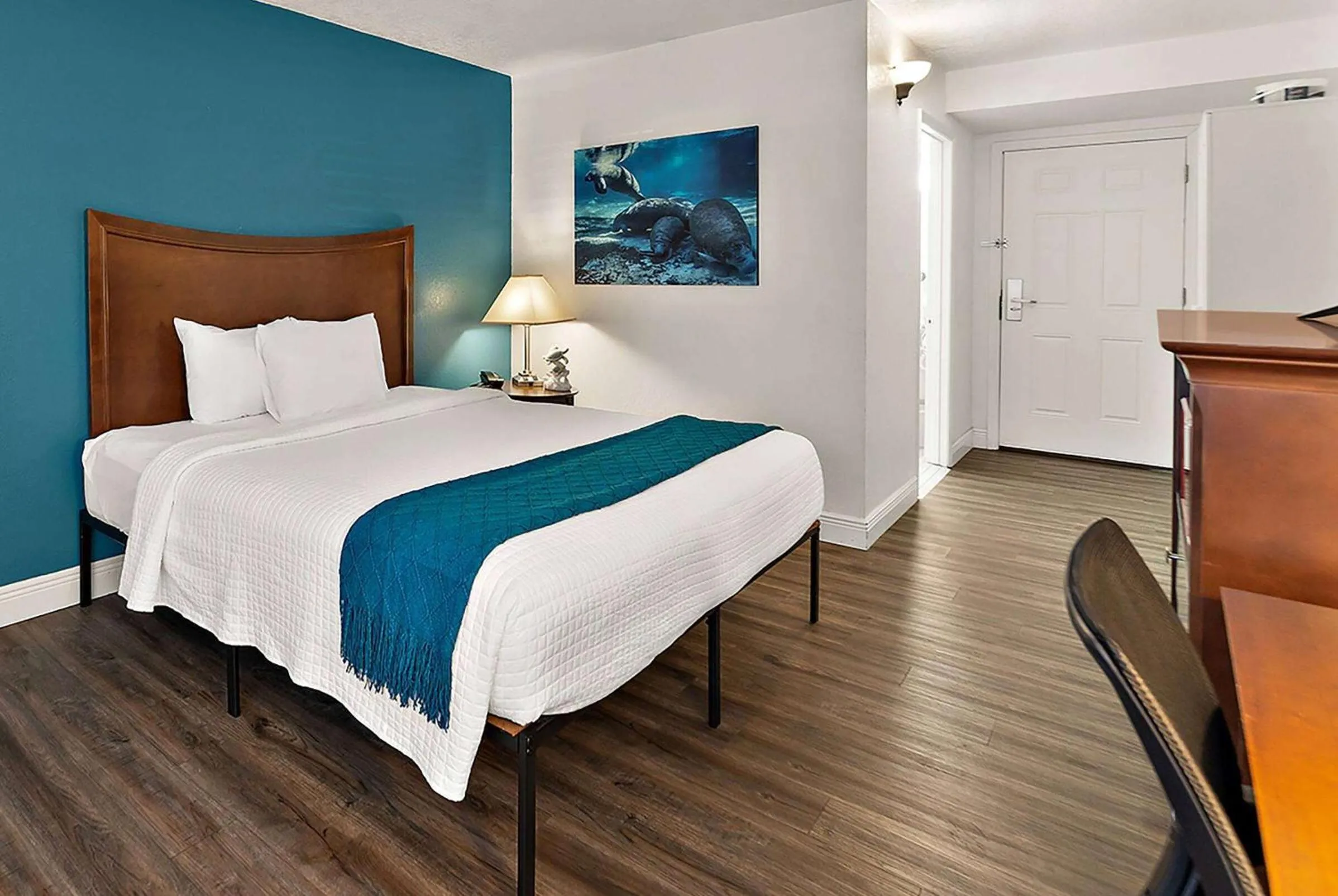 Photo of the whole room, Bed in PaddleTail Waterfront Lodge, Trademark Collection by Wyndham
