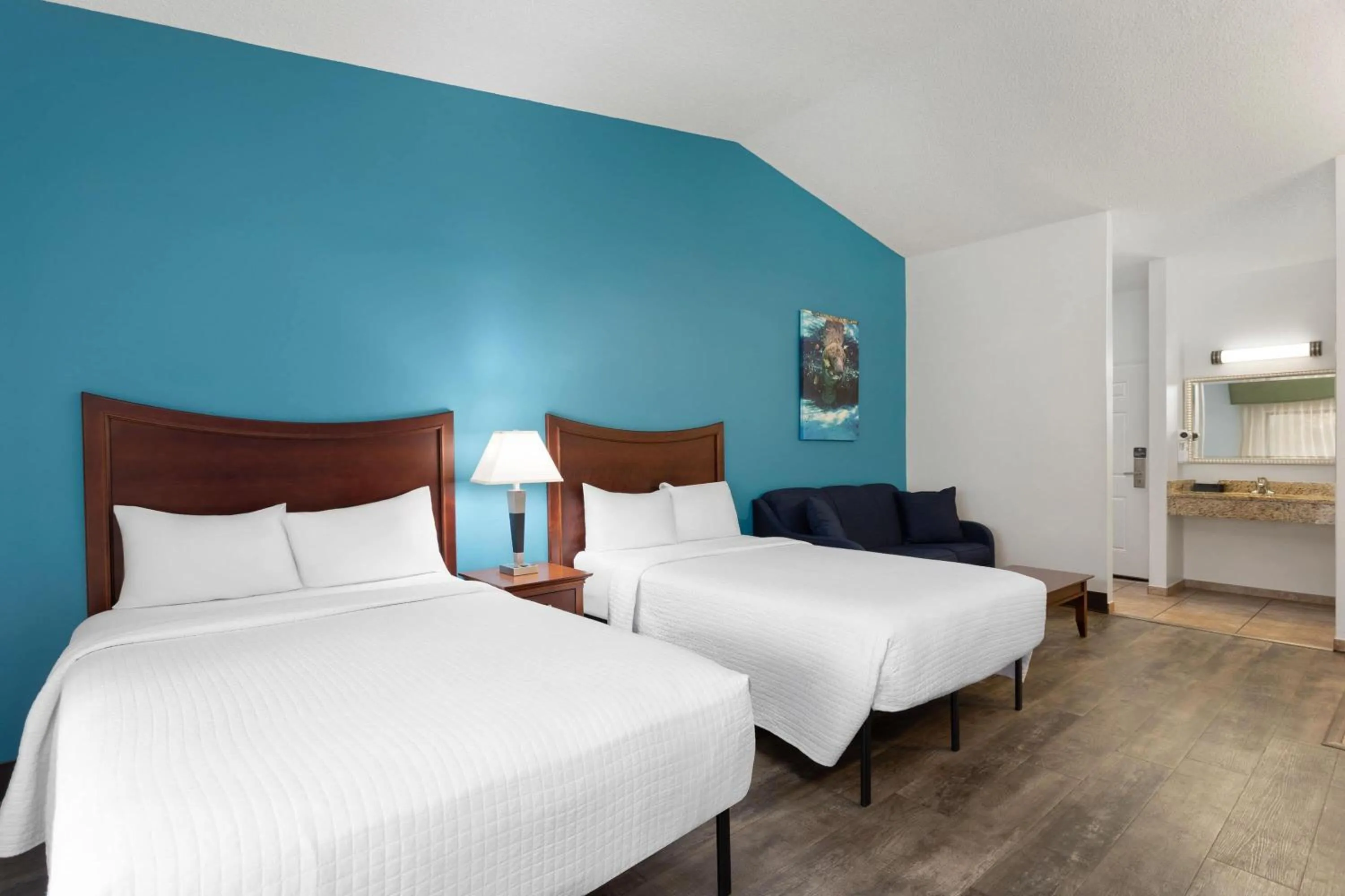 Photo of the whole room, Bed in PaddleTail Waterfront Lodge, Trademark Collection by Wyndham