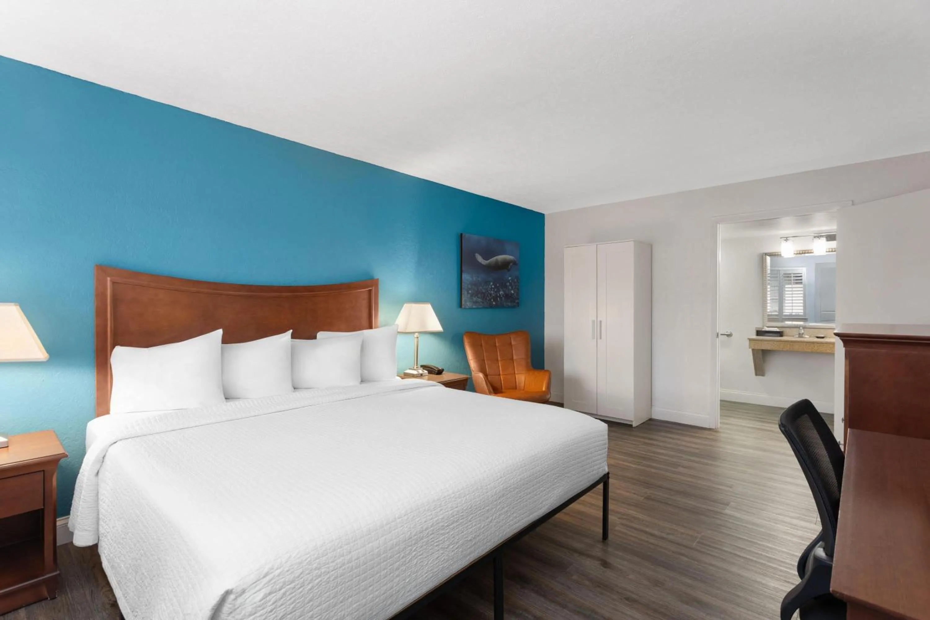 Photo of the whole room, Bed in PaddleTail Waterfront Lodge, Trademark Collection by Wyndham