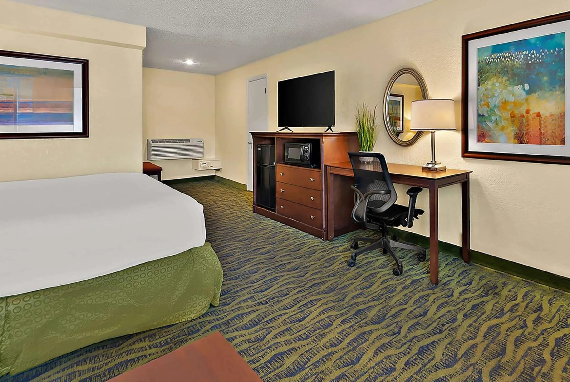 Photo of the whole room, Bed in PaddleTail Waterfront Lodge, Trademark Collection by Wyndham