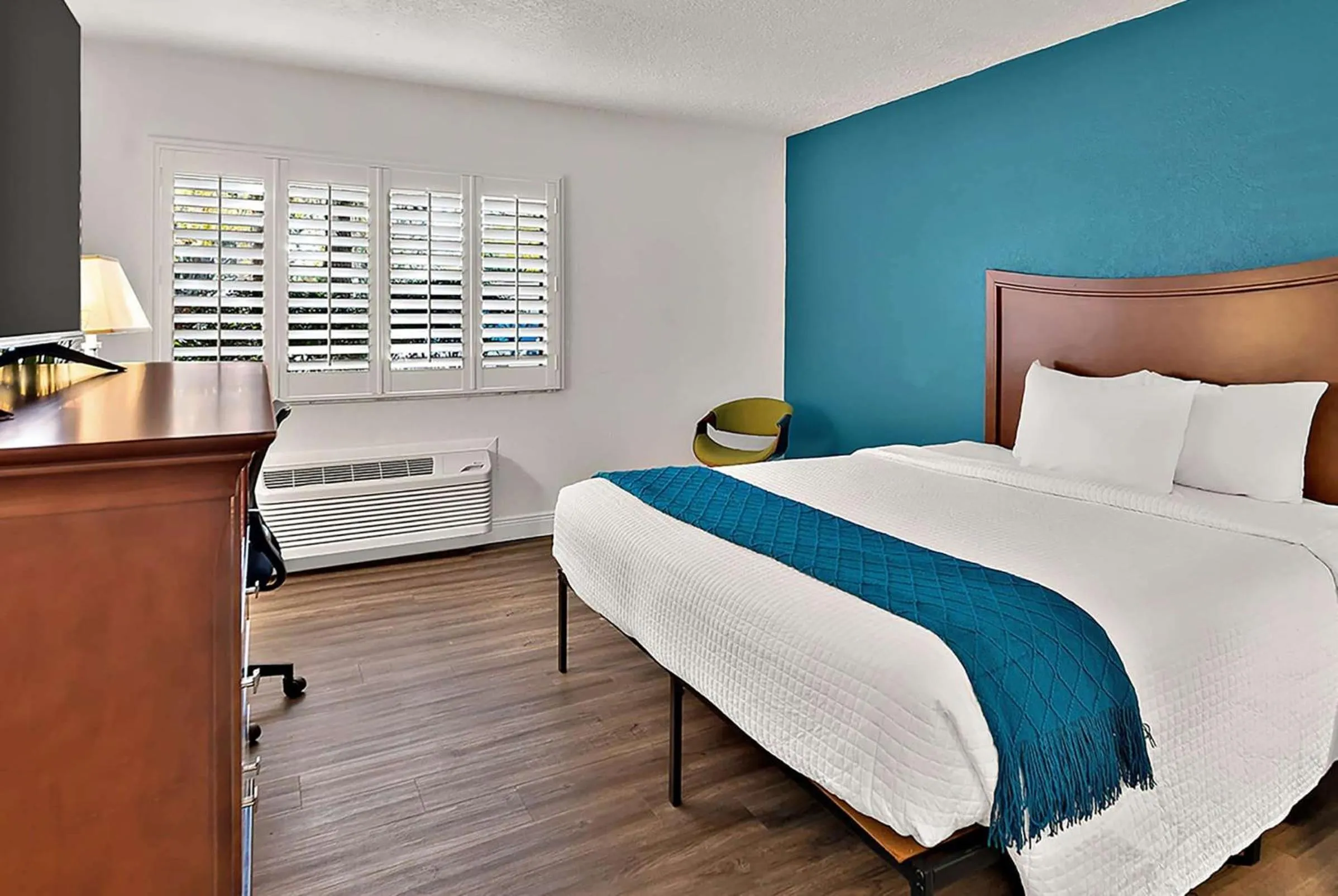 Photo of the whole room, Bed in PaddleTail Waterfront Lodge, Trademark Collection by Wyndham