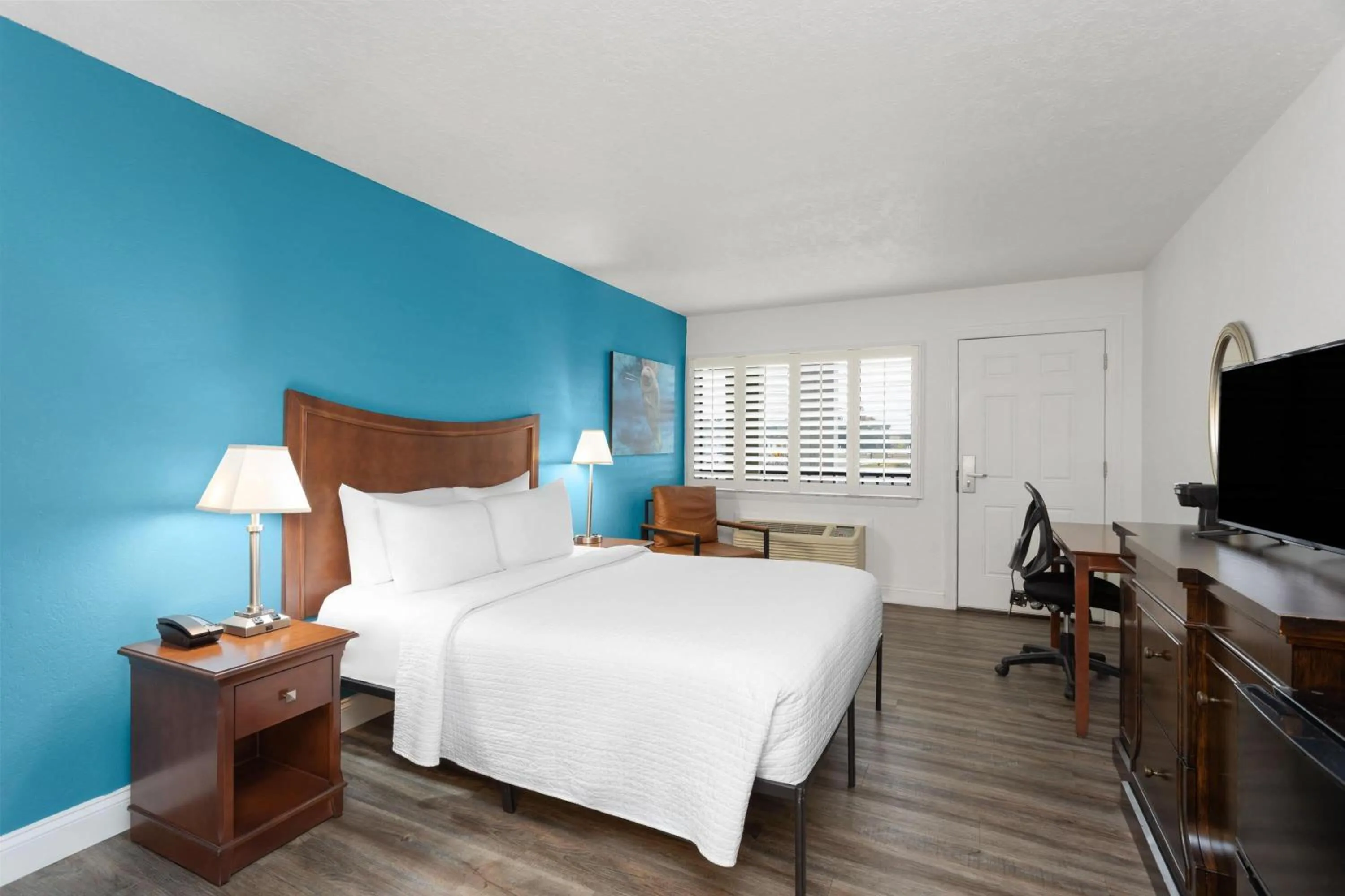 Photo of the whole room, Bed in PaddleTail Waterfront Lodge, Trademark Collection by Wyndham