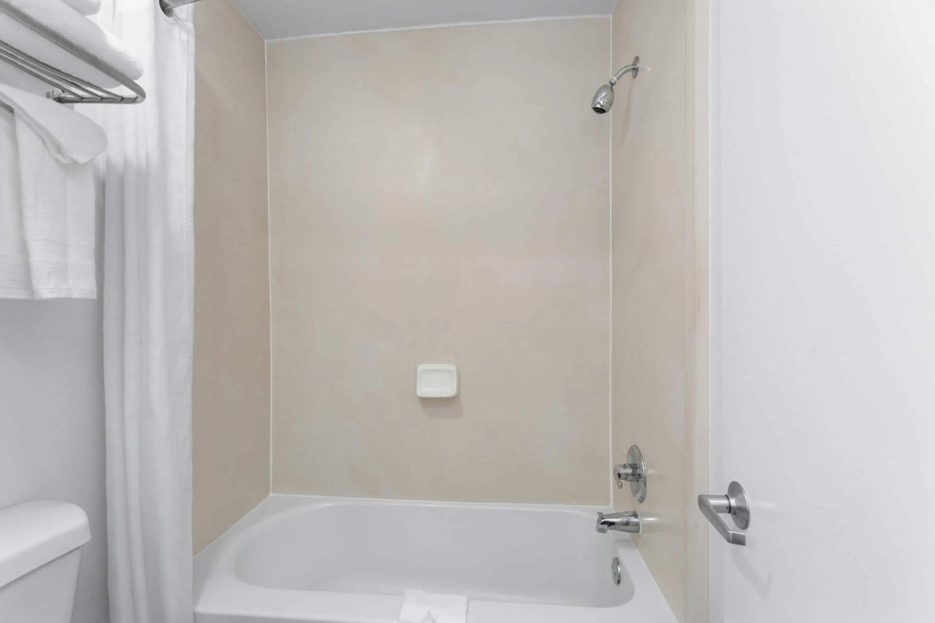 Bathroom in PaddleTail Waterfront Lodge, Trademark Collection by Wyndham