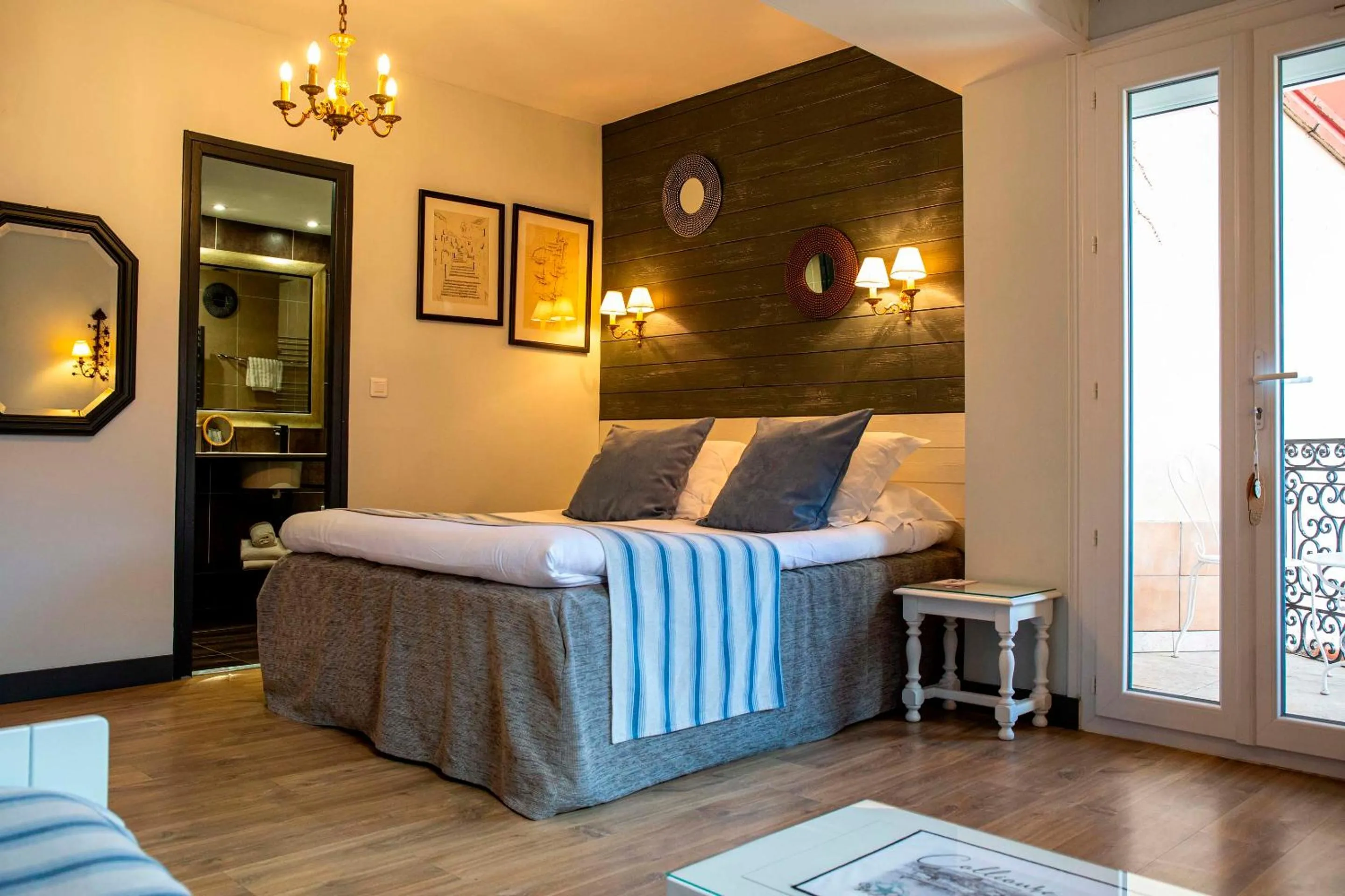 Photo of the whole room, Bed in Hôtel La Casa Pairal