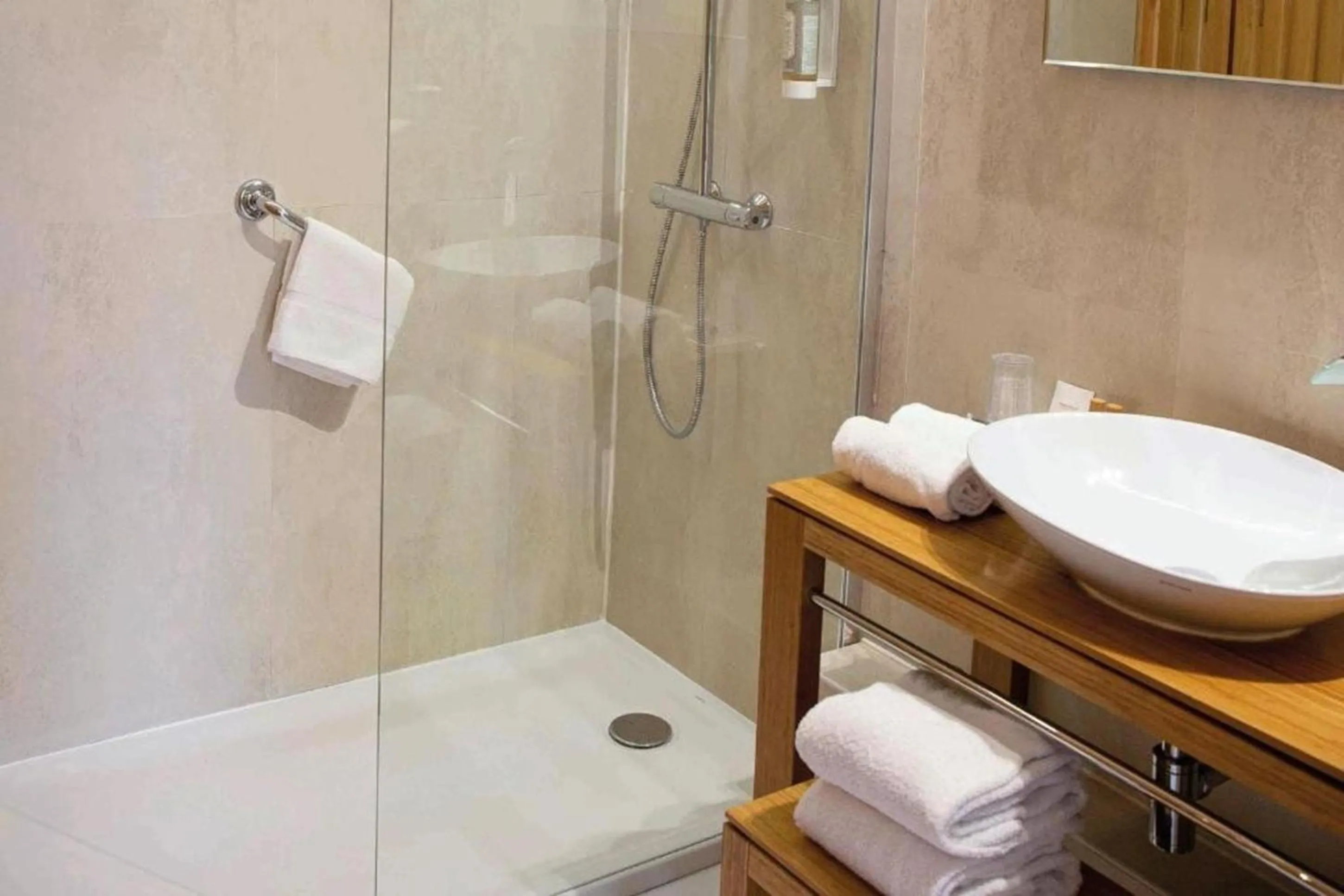 Bathroom in Hôtel La Casa Pairal