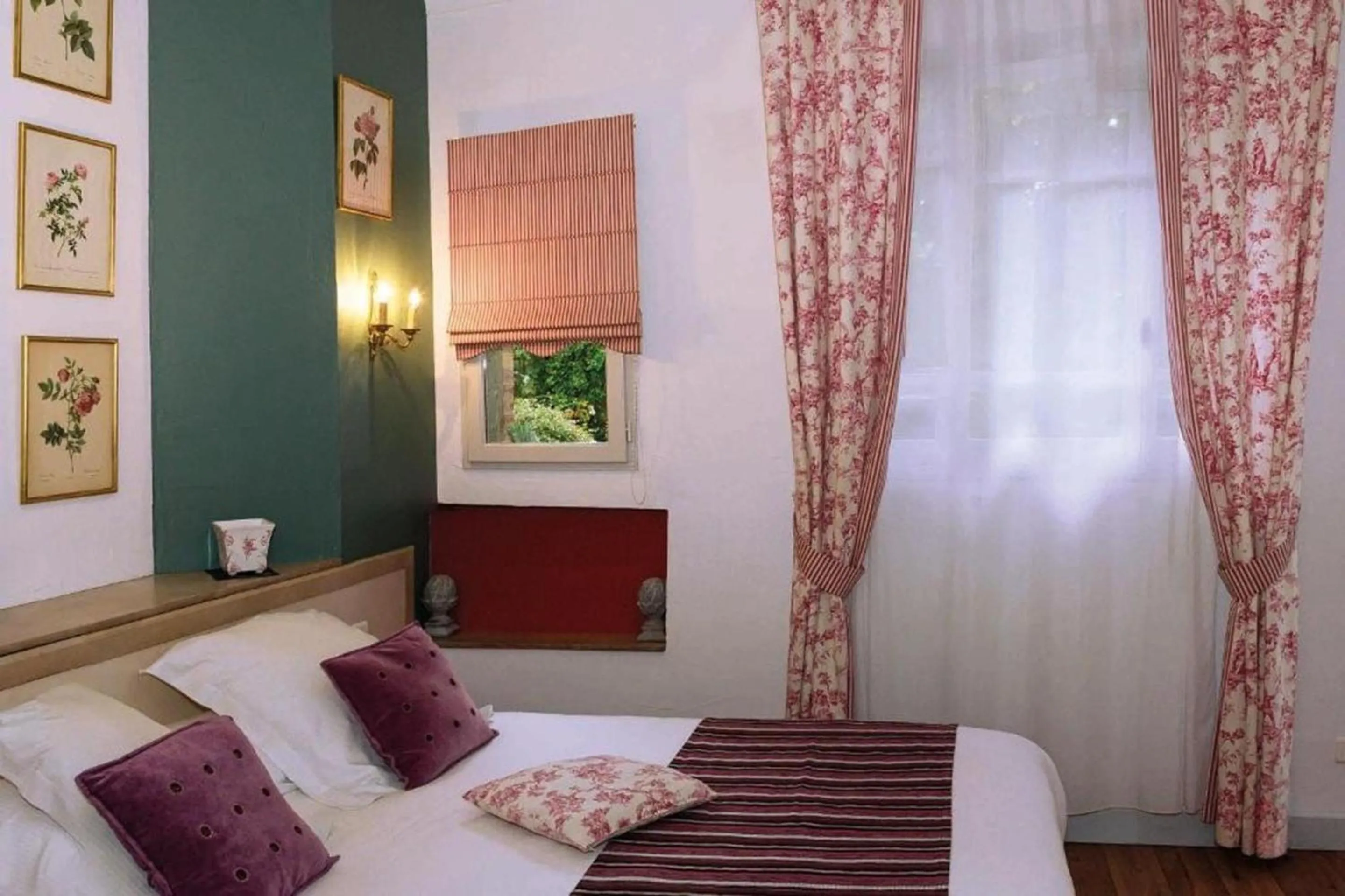 Bed in Hôtel La Casa Pairal
