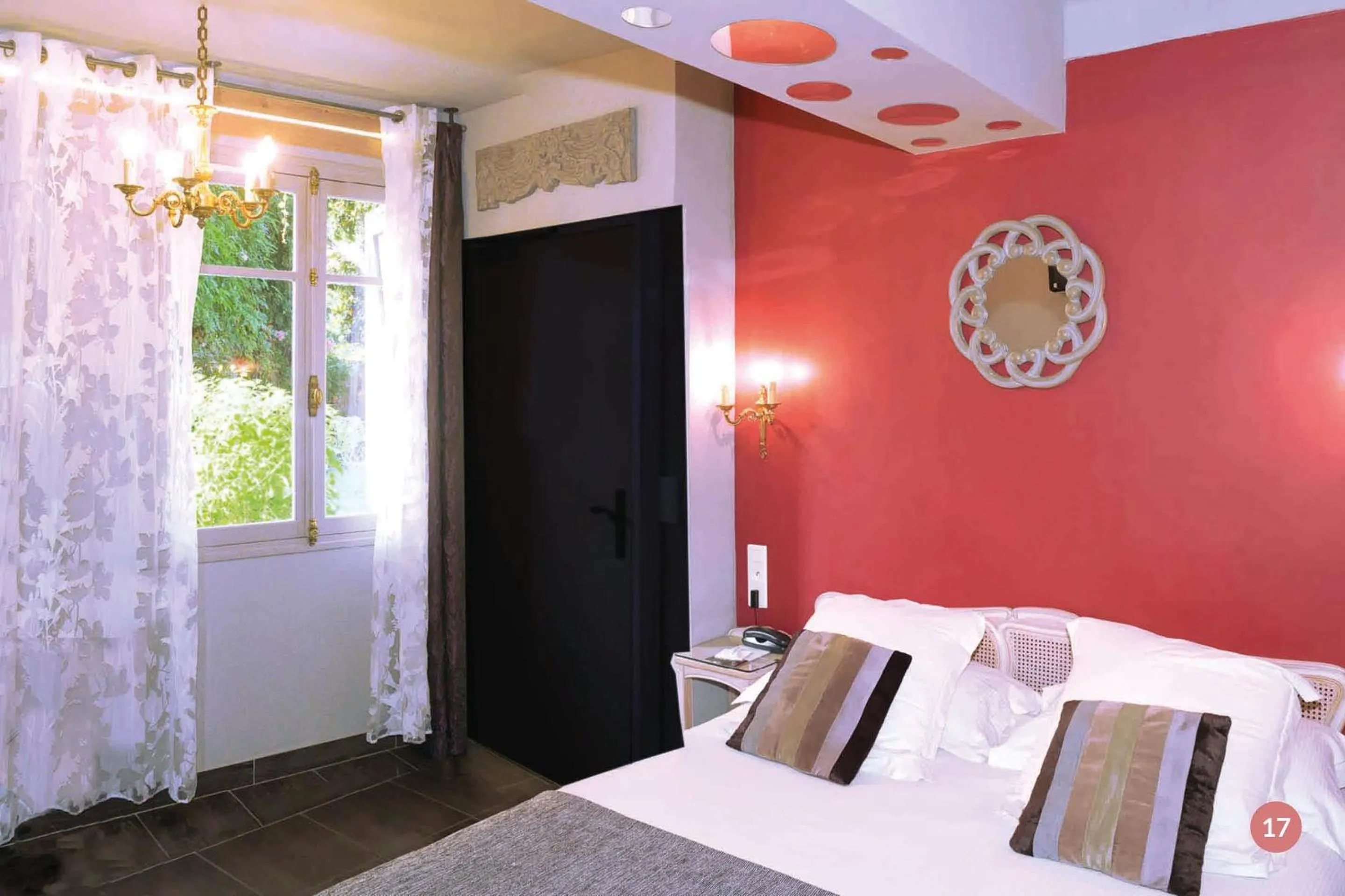 Bed in Hôtel La Casa Pairal