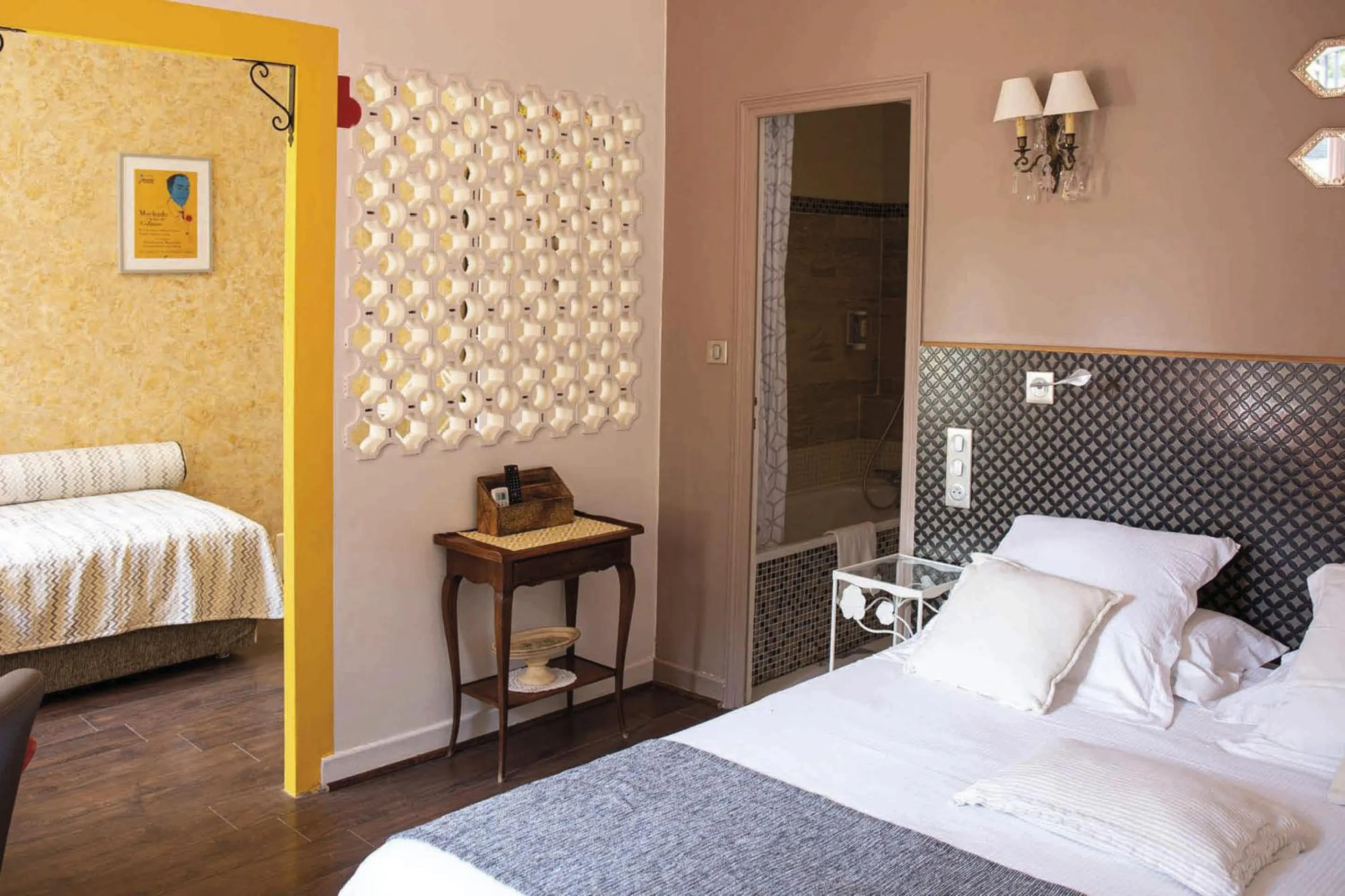 Bed in Hôtel La Casa Pairal