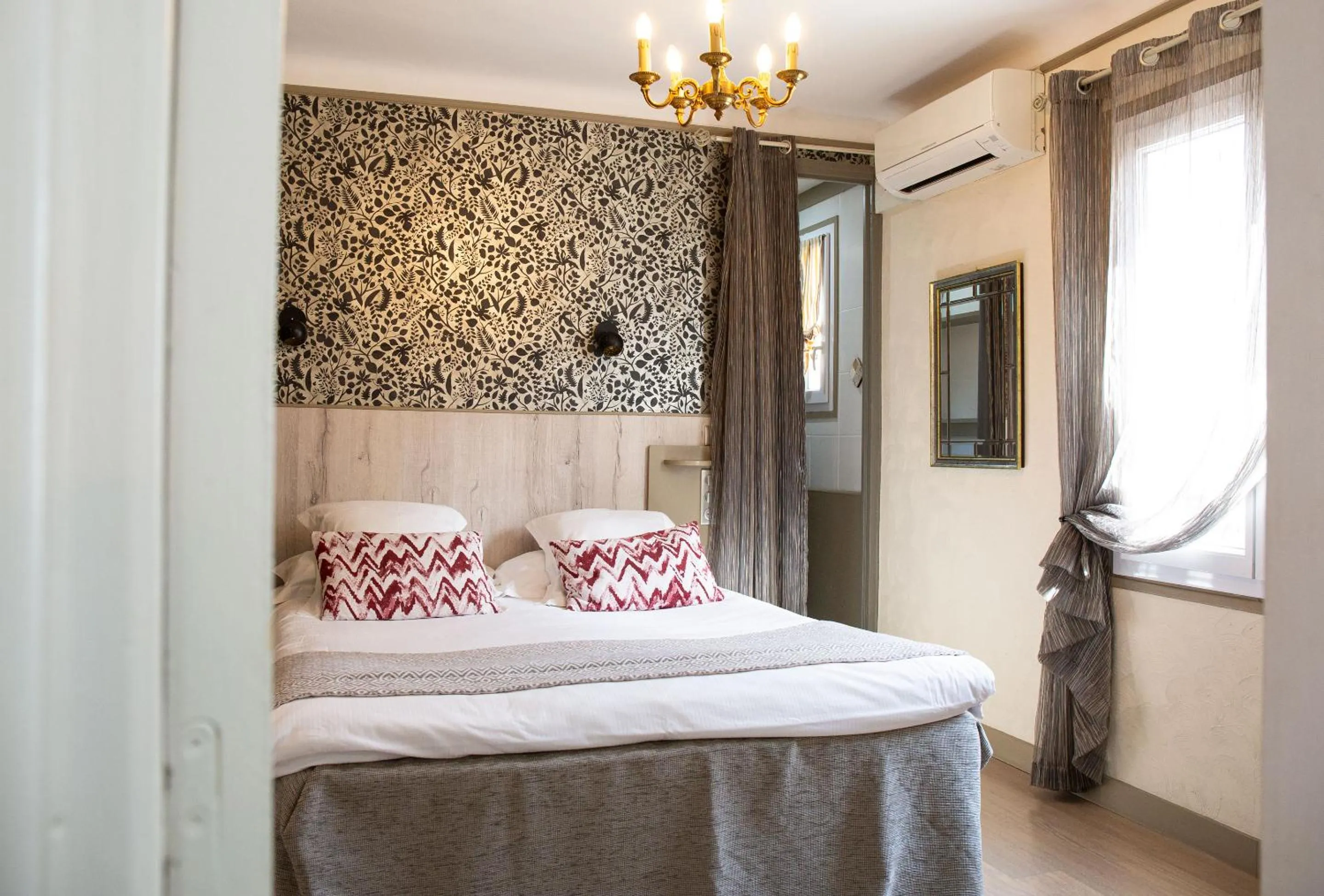 Bed in Hôtel La Casa Pairal