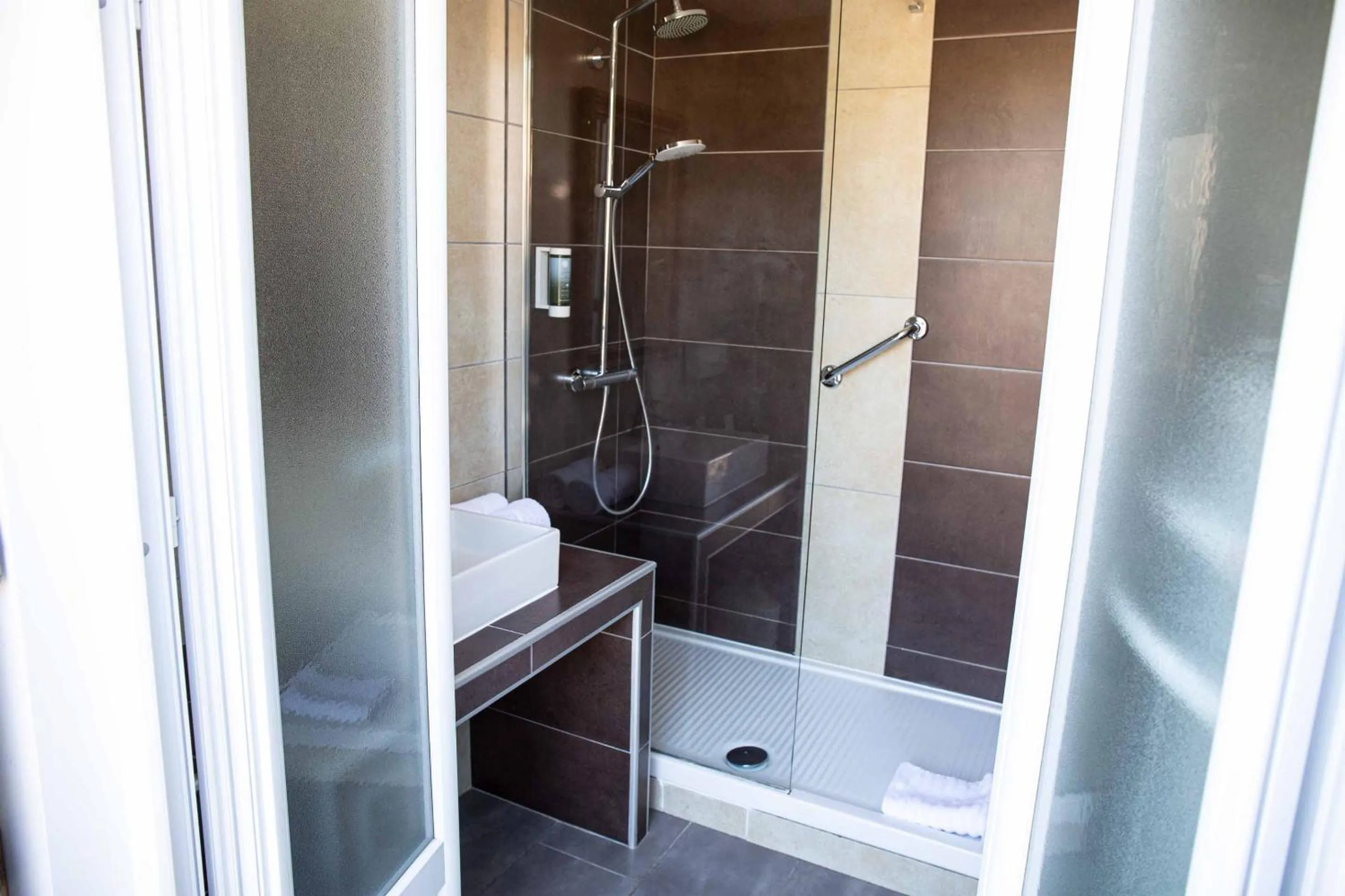 Bathroom in Hôtel La Casa Pairal