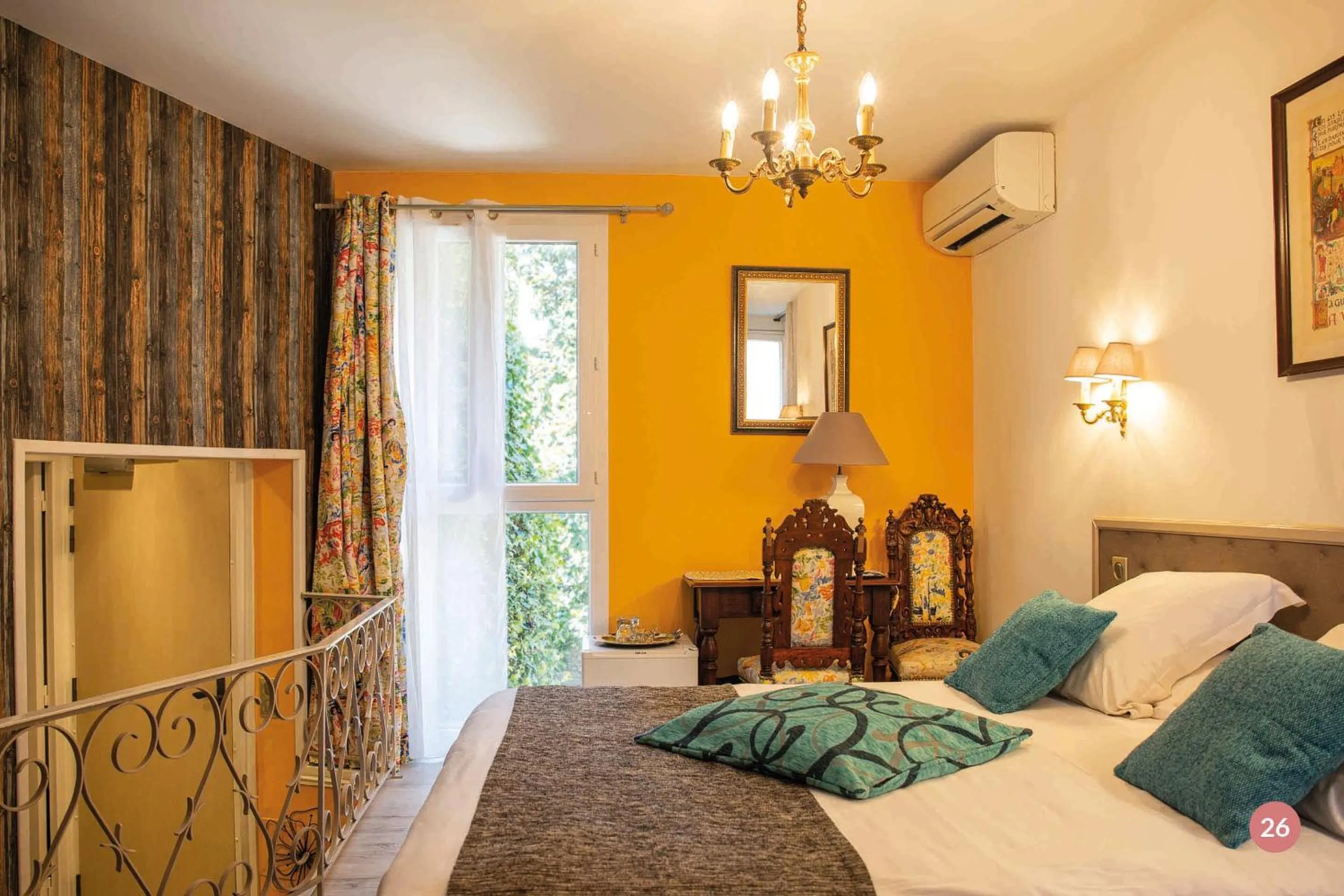 Bed in Hôtel La Casa Pairal