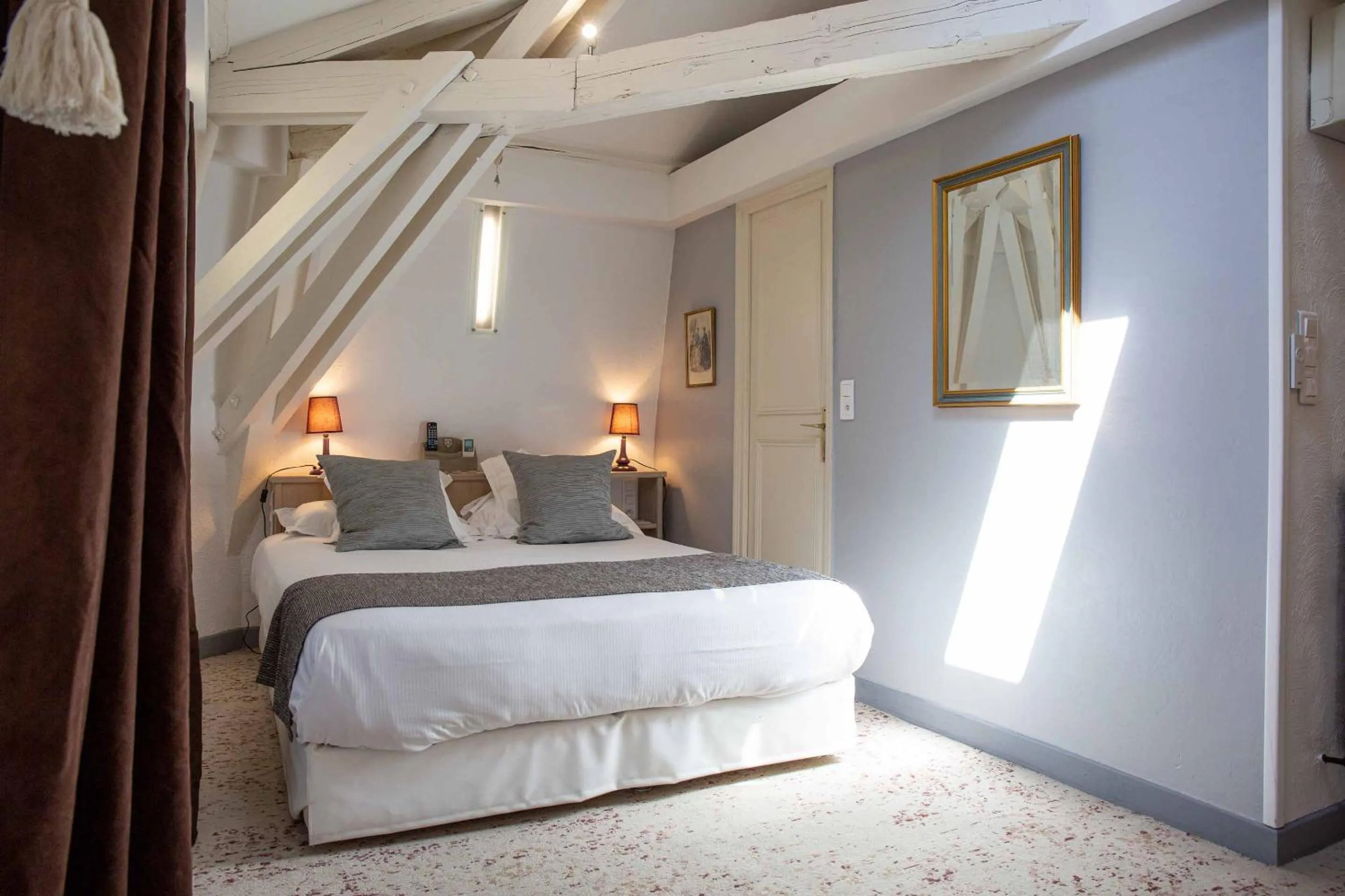 Bed in Hôtel La Casa Pairal