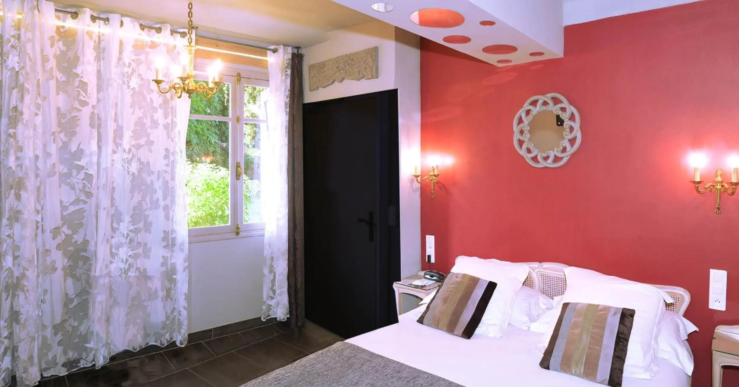 Bed in Hôtel La Casa Pairal