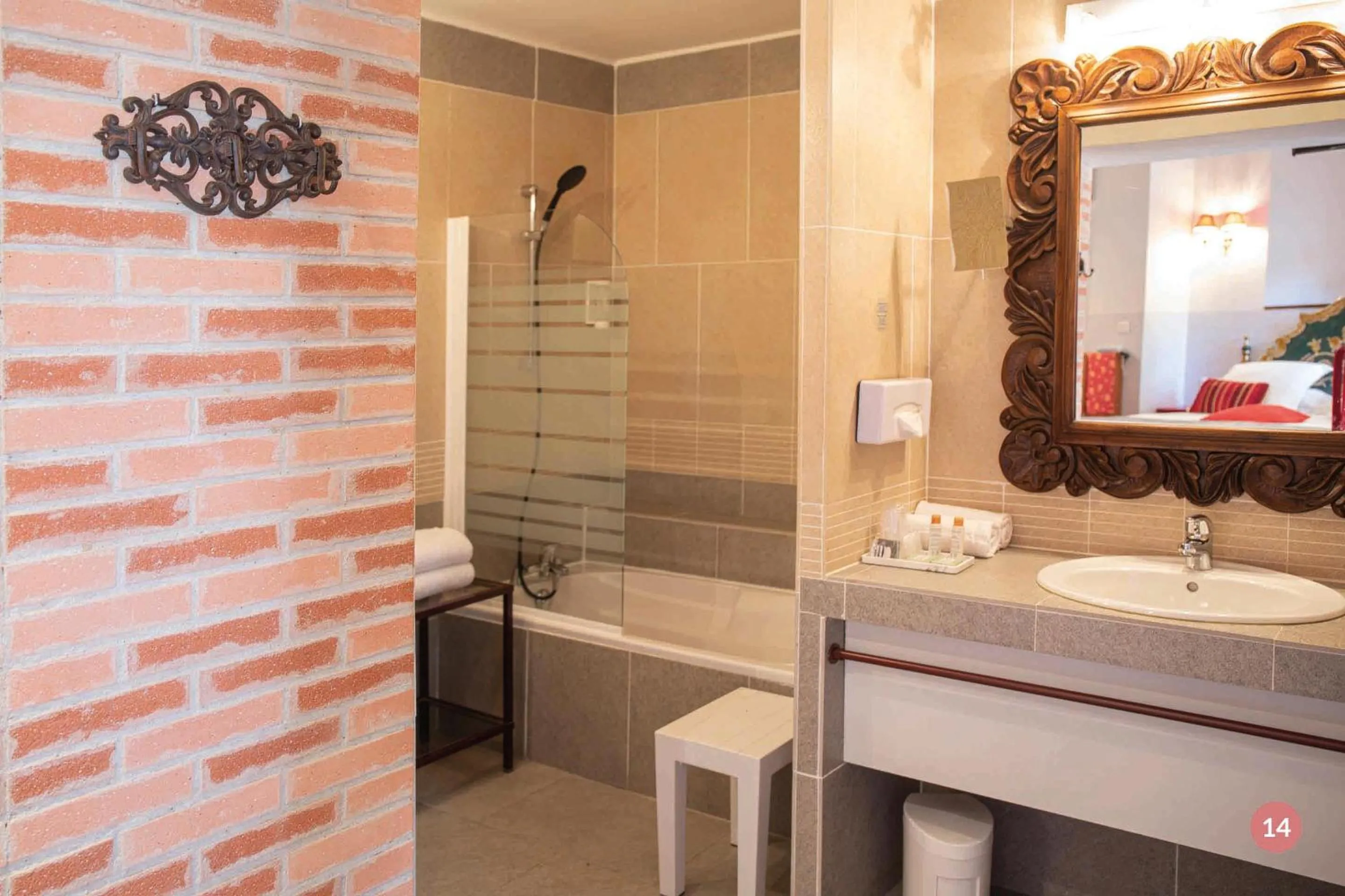 Bathroom in Hôtel La Casa Pairal