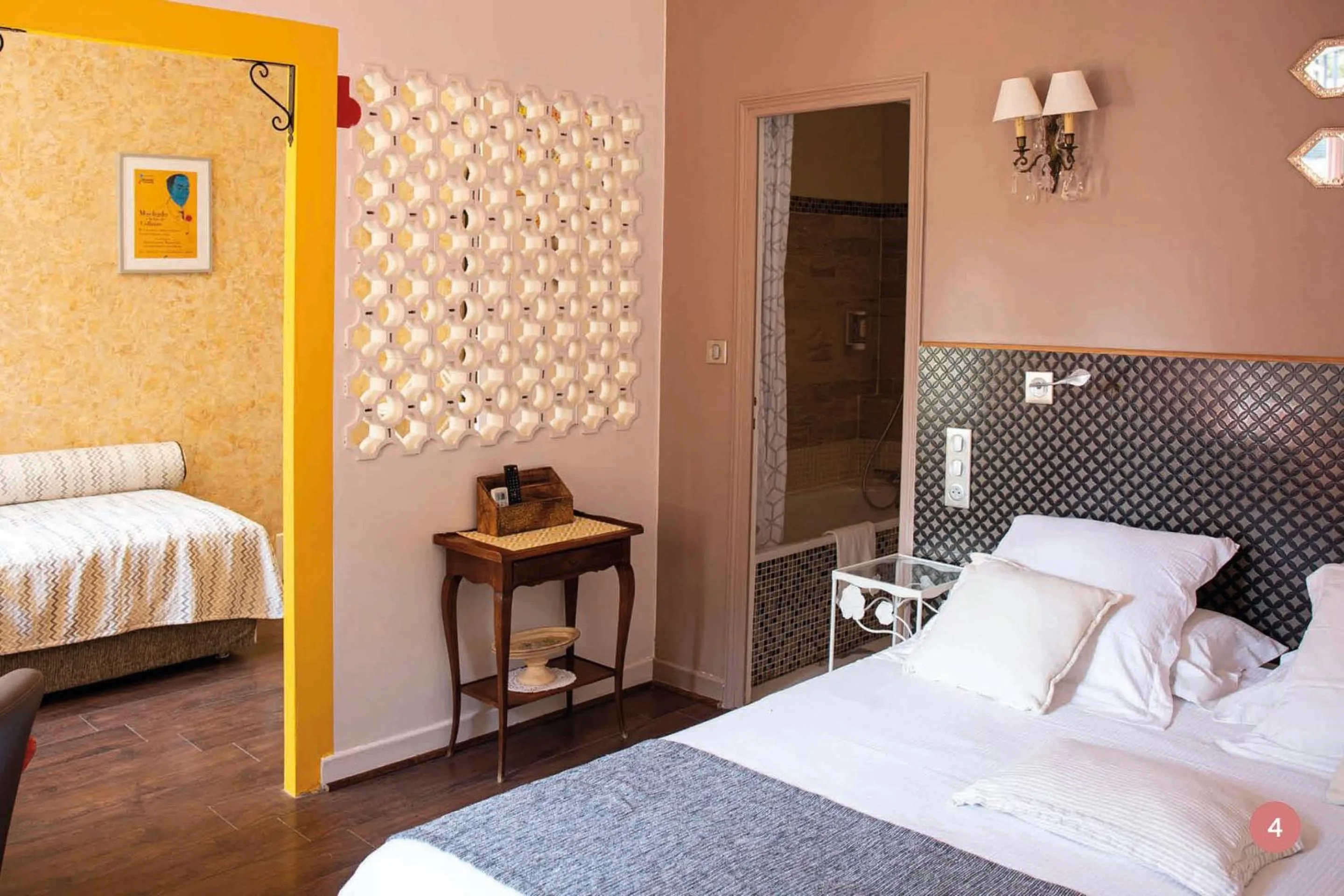 Bed in Hôtel La Casa Pairal