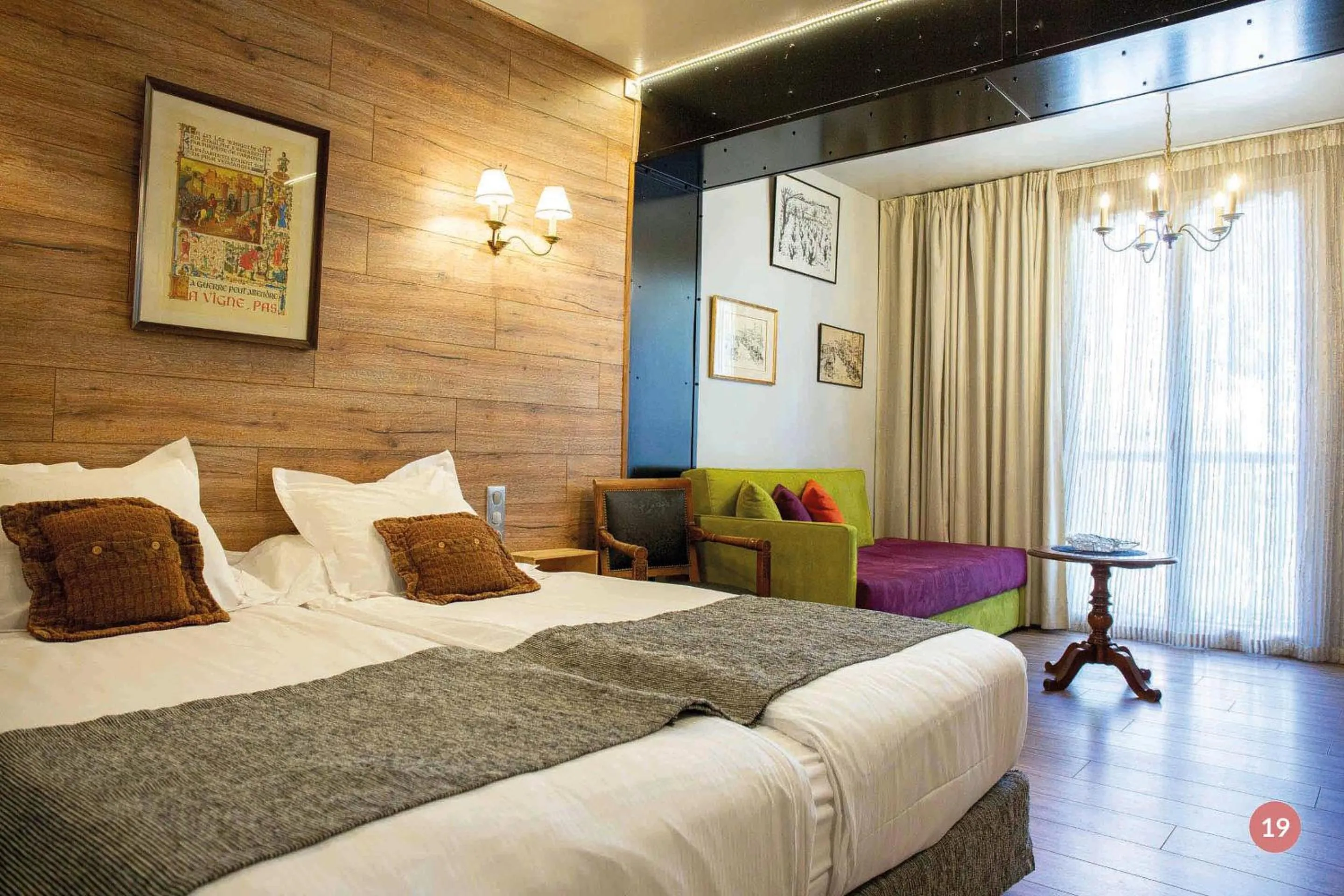 Bed in Hôtel La Casa Pairal