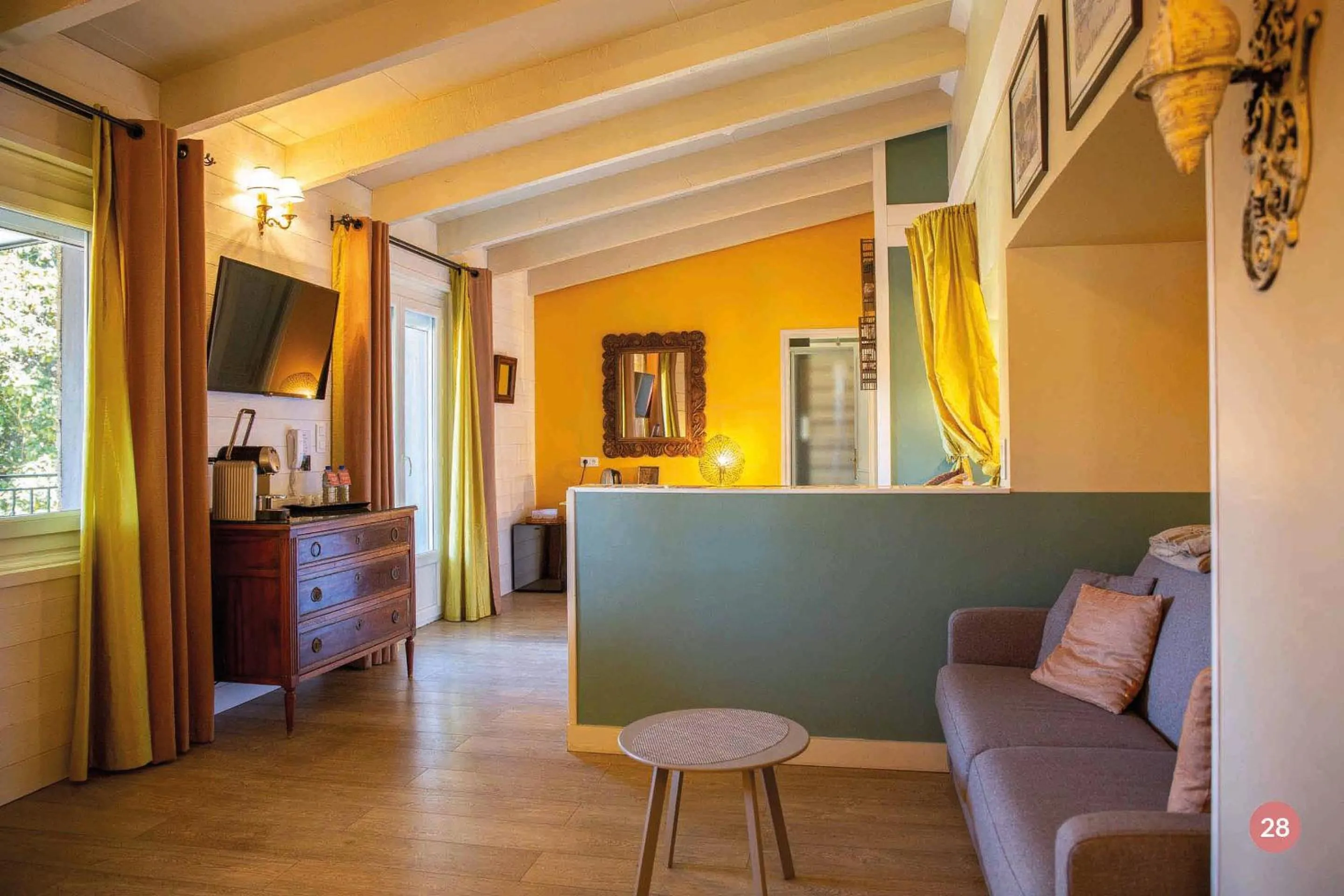 TV and multimedia in Hôtel La Casa Pairal