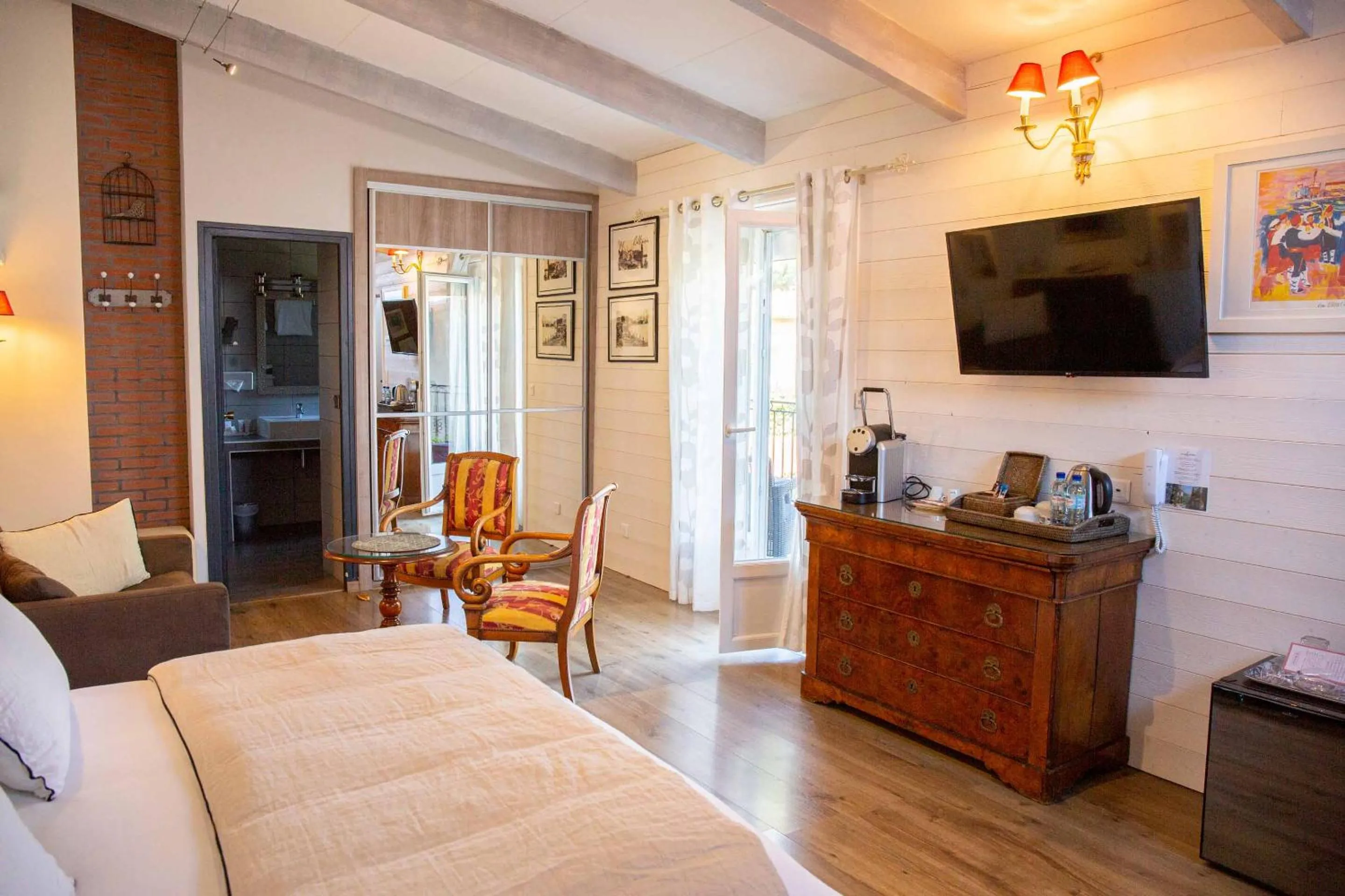 TV and multimedia, Bed in Hôtel La Casa Pairal