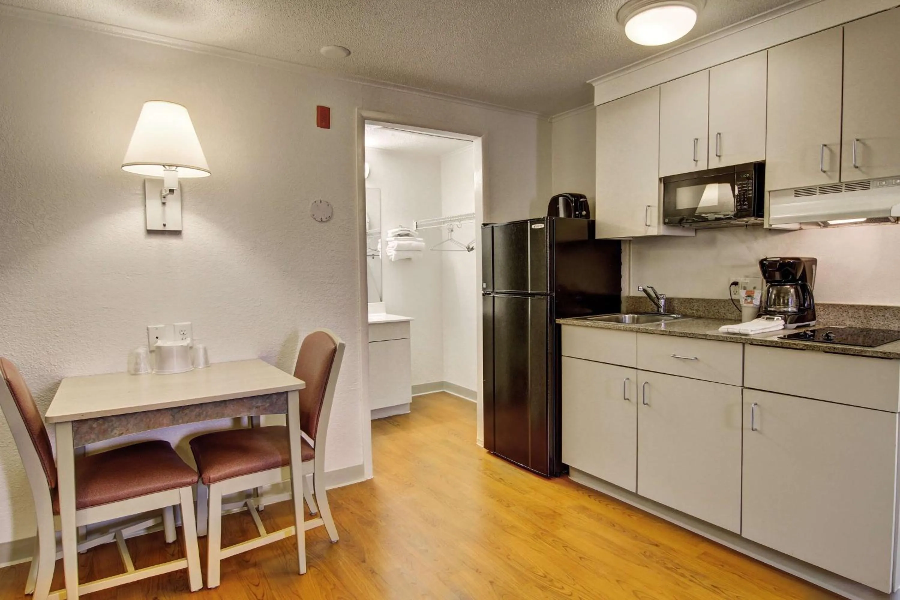 Coffee/tea facilities in Suburban Studios Mentor - Cleveland Northeast