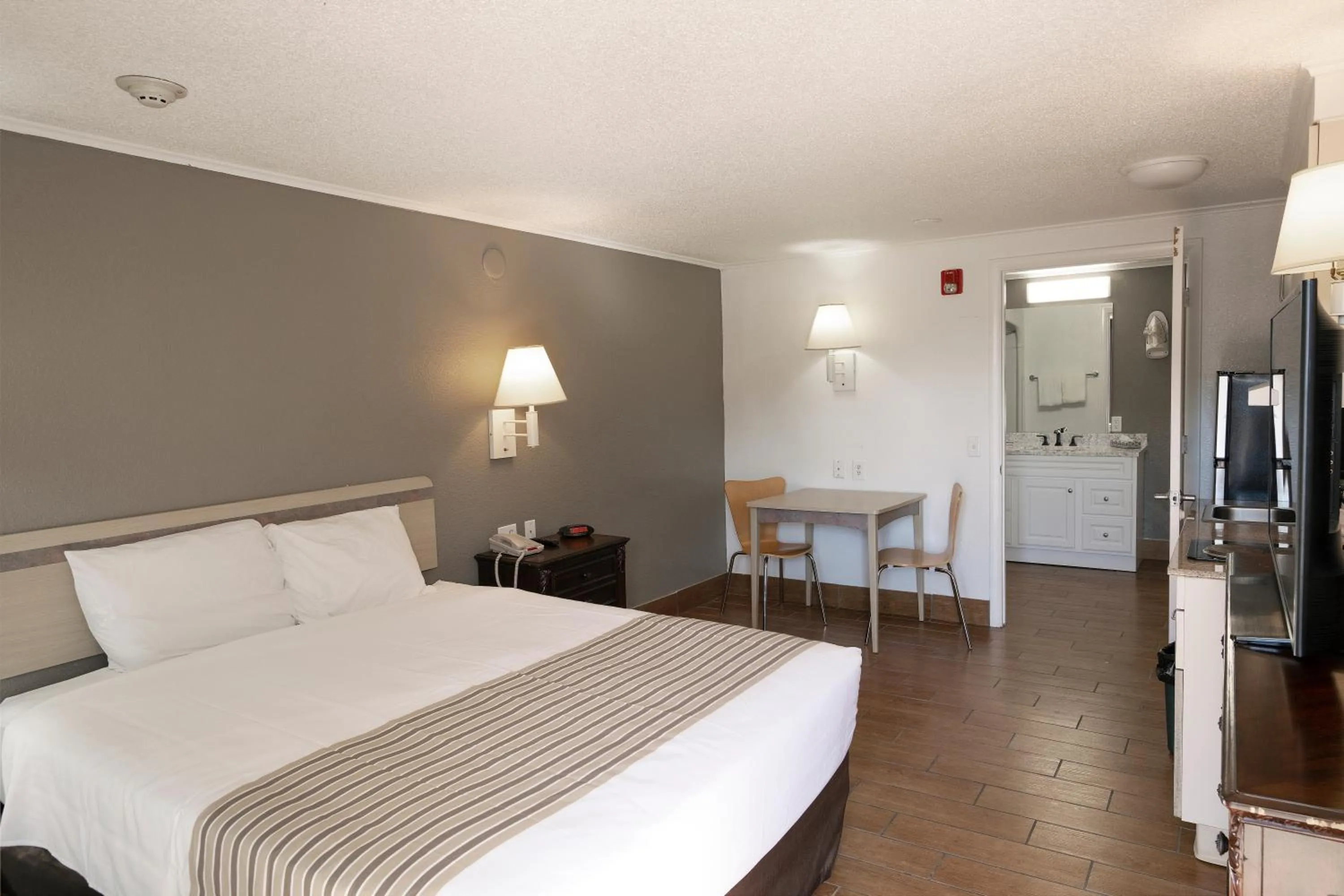 Bed in Suburban Studios Mentor - Cleveland Northeast