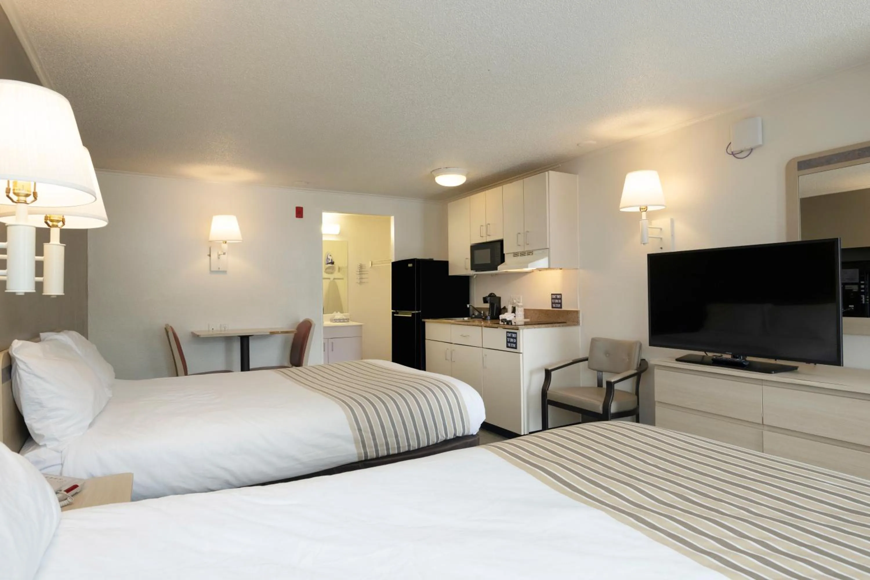 Bed in Suburban Studios Mentor - Cleveland Northeast