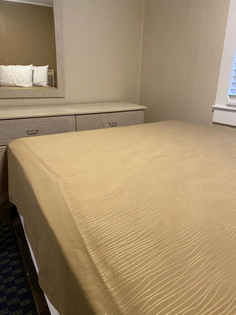 Bedroom in The Admiral Hotel/Motel