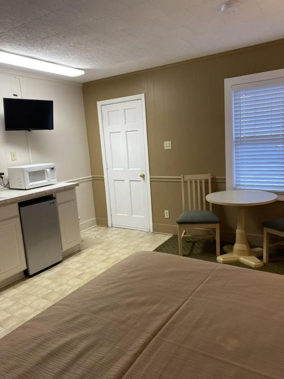 Photo of the whole room in The Admiral Hotel/Motel