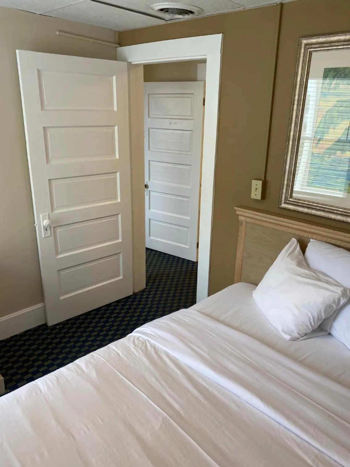 Bedroom in The Admiral Hotel/Motel