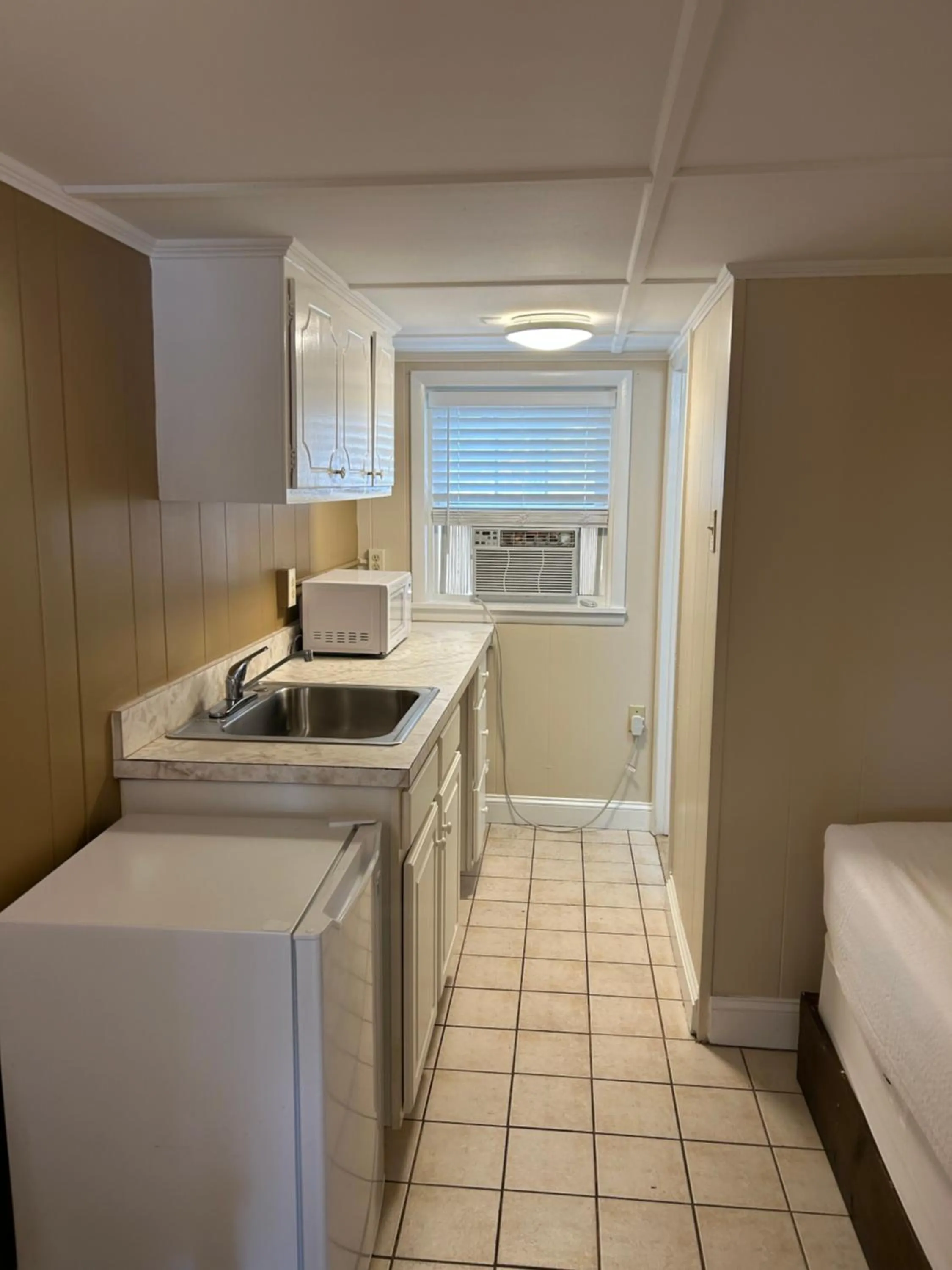 Photo of the whole room in The Admiral Hotel/Motel