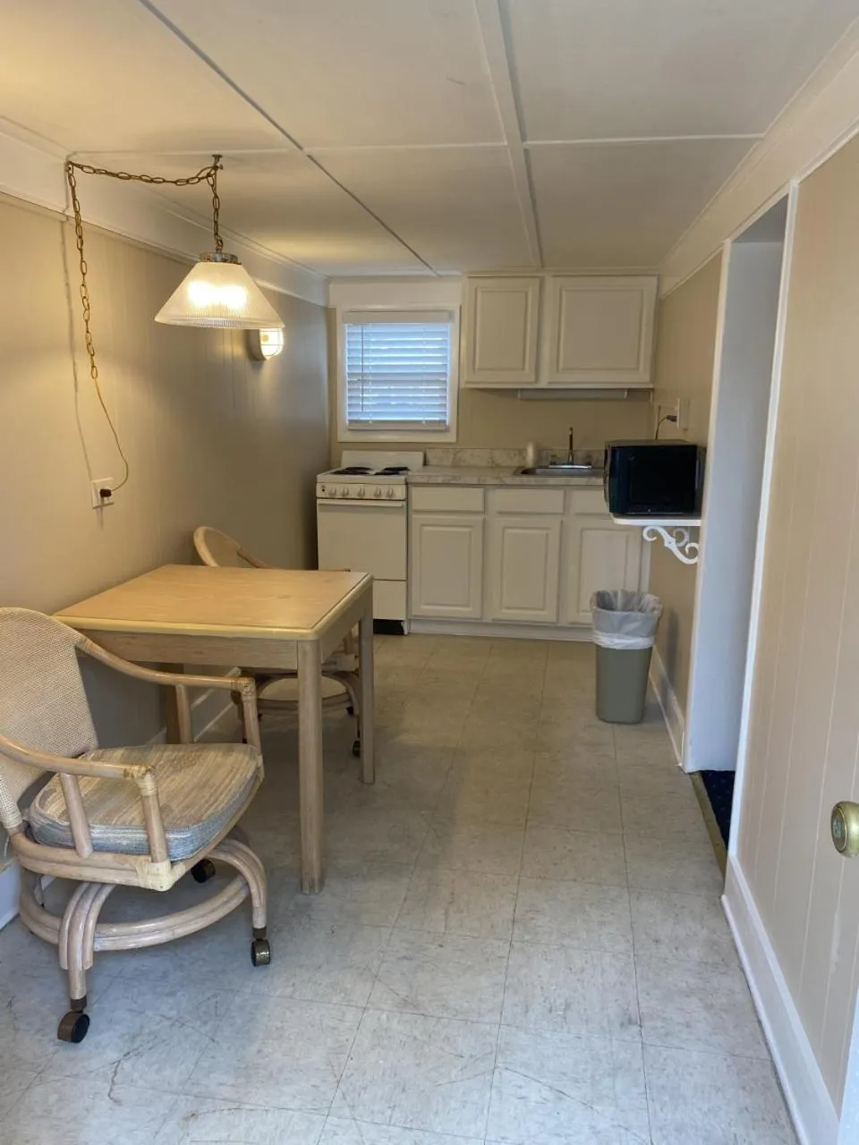 Kitchen or kitchenette in The Admiral Hotel/Motel