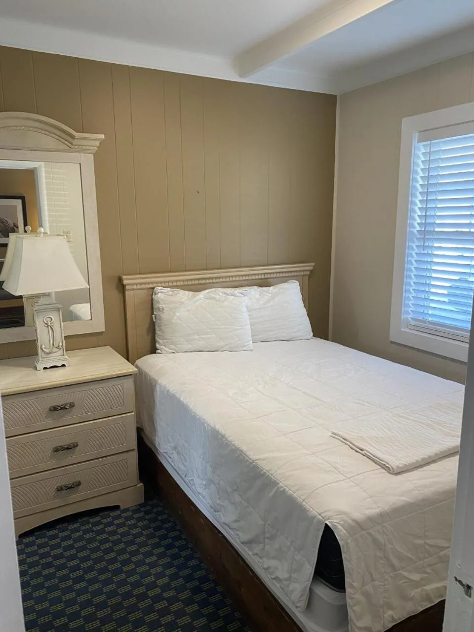 Bedroom in The Admiral Hotel/Motel