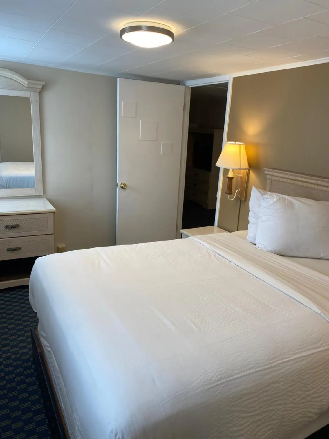 Bedroom in The Admiral Hotel/Motel