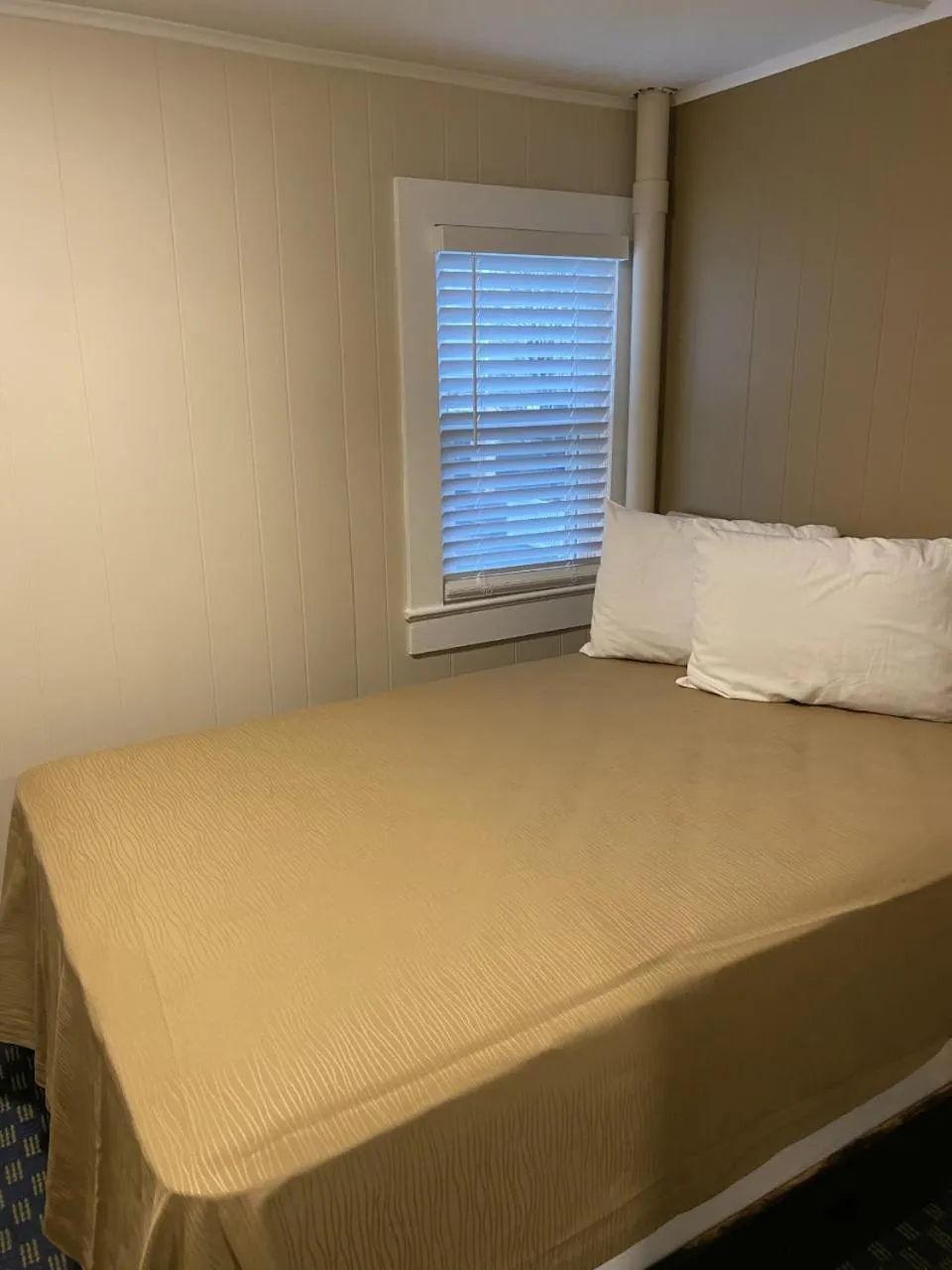 Bedroom in The Admiral Hotel/Motel