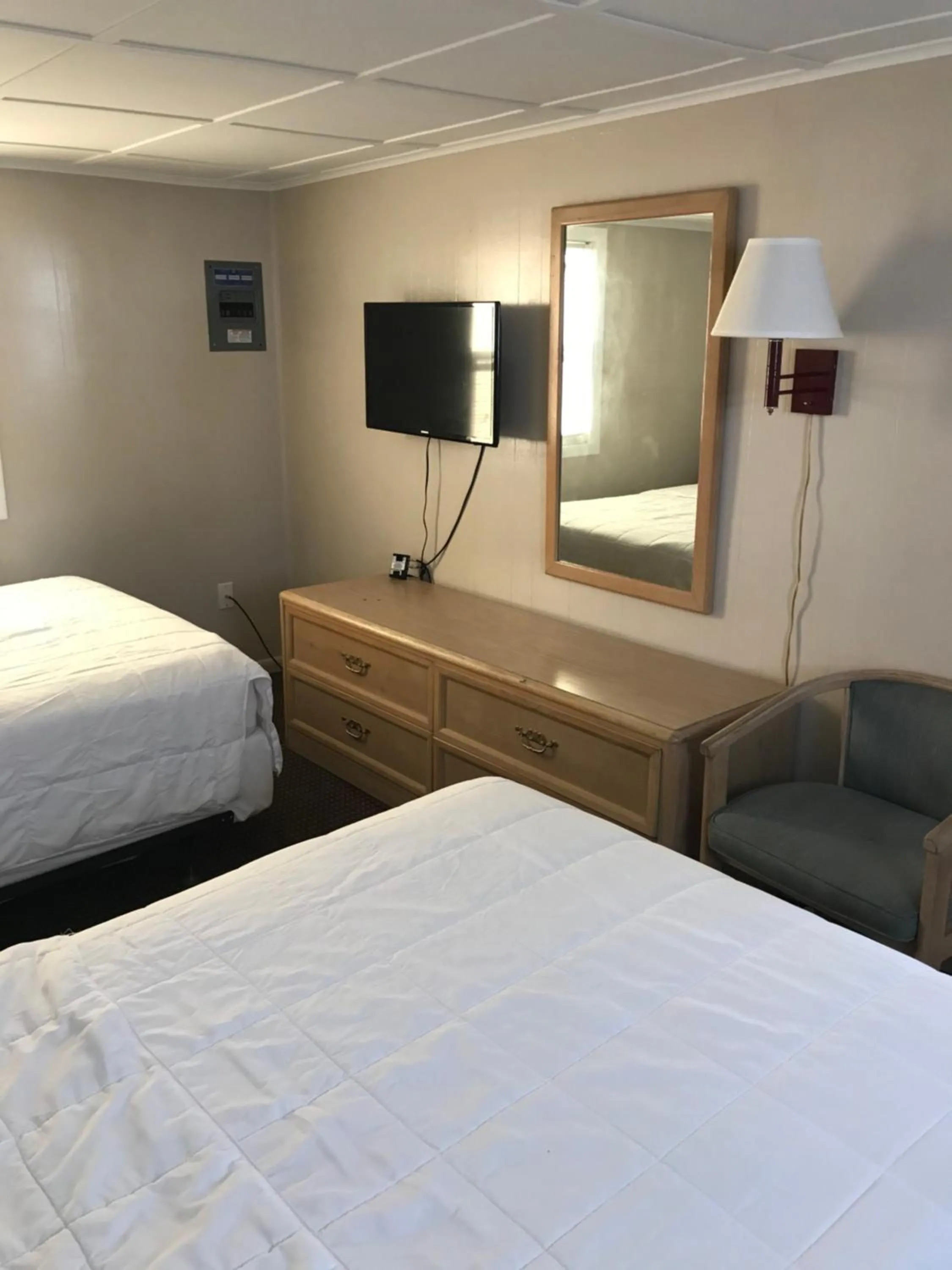 Bedroom in The Admiral Hotel/Motel