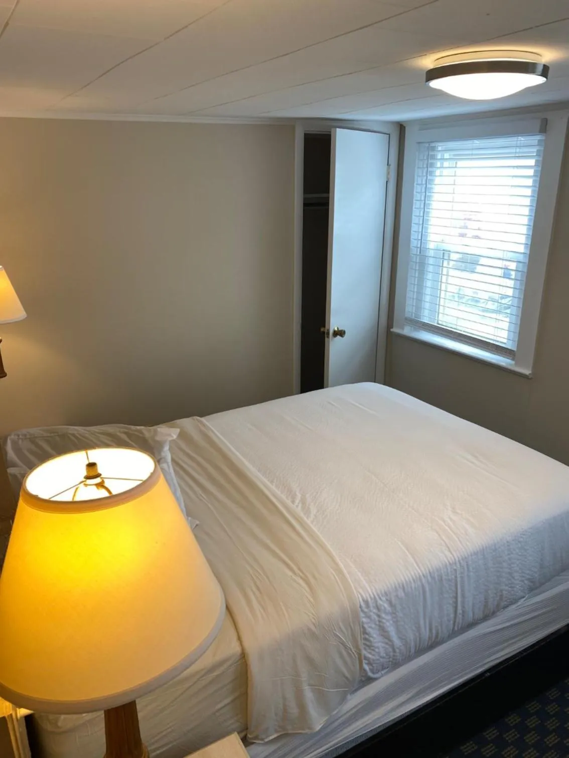 Bedroom in The Admiral Hotel/Motel