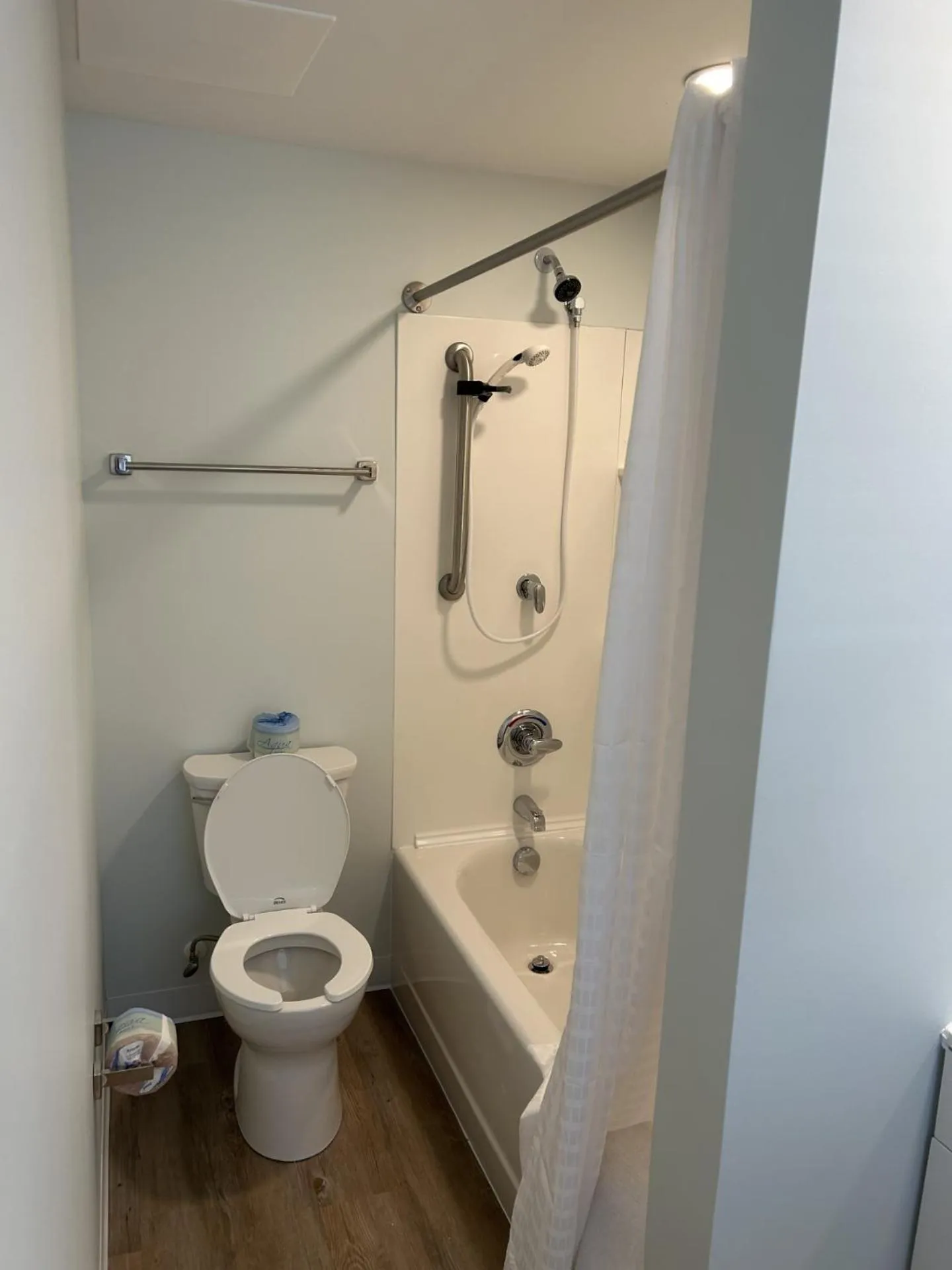 Bathroom in The Admiral Hotel/Motel