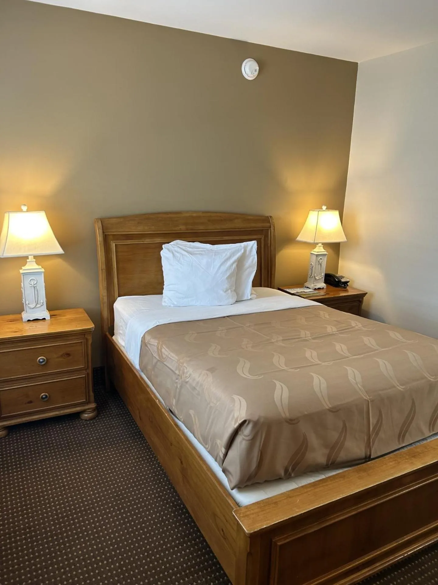 Bedroom in The Admiral Hotel/Motel