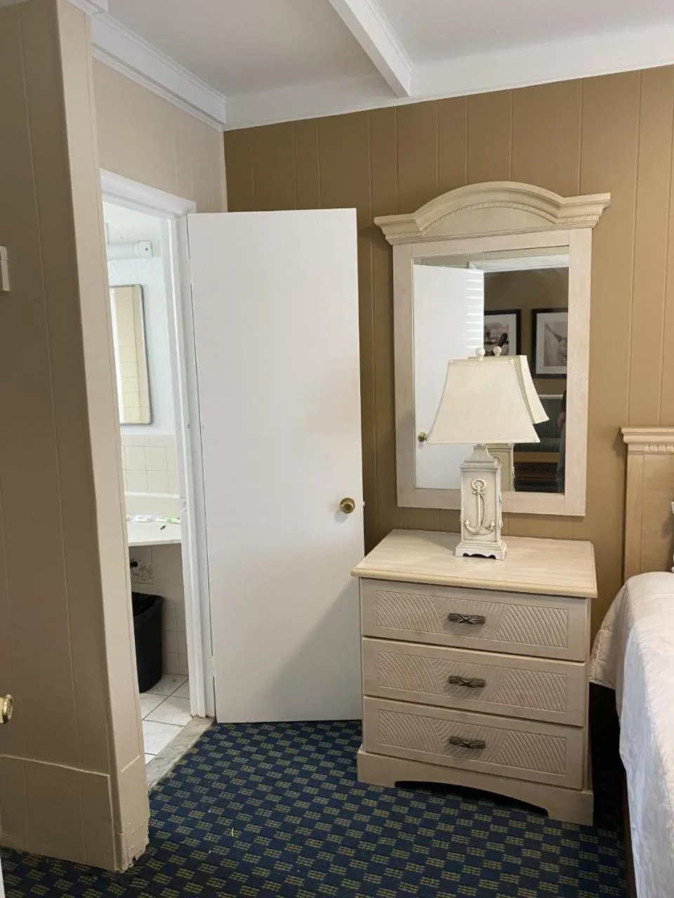 Photo of the whole room in The Admiral Hotel/Motel