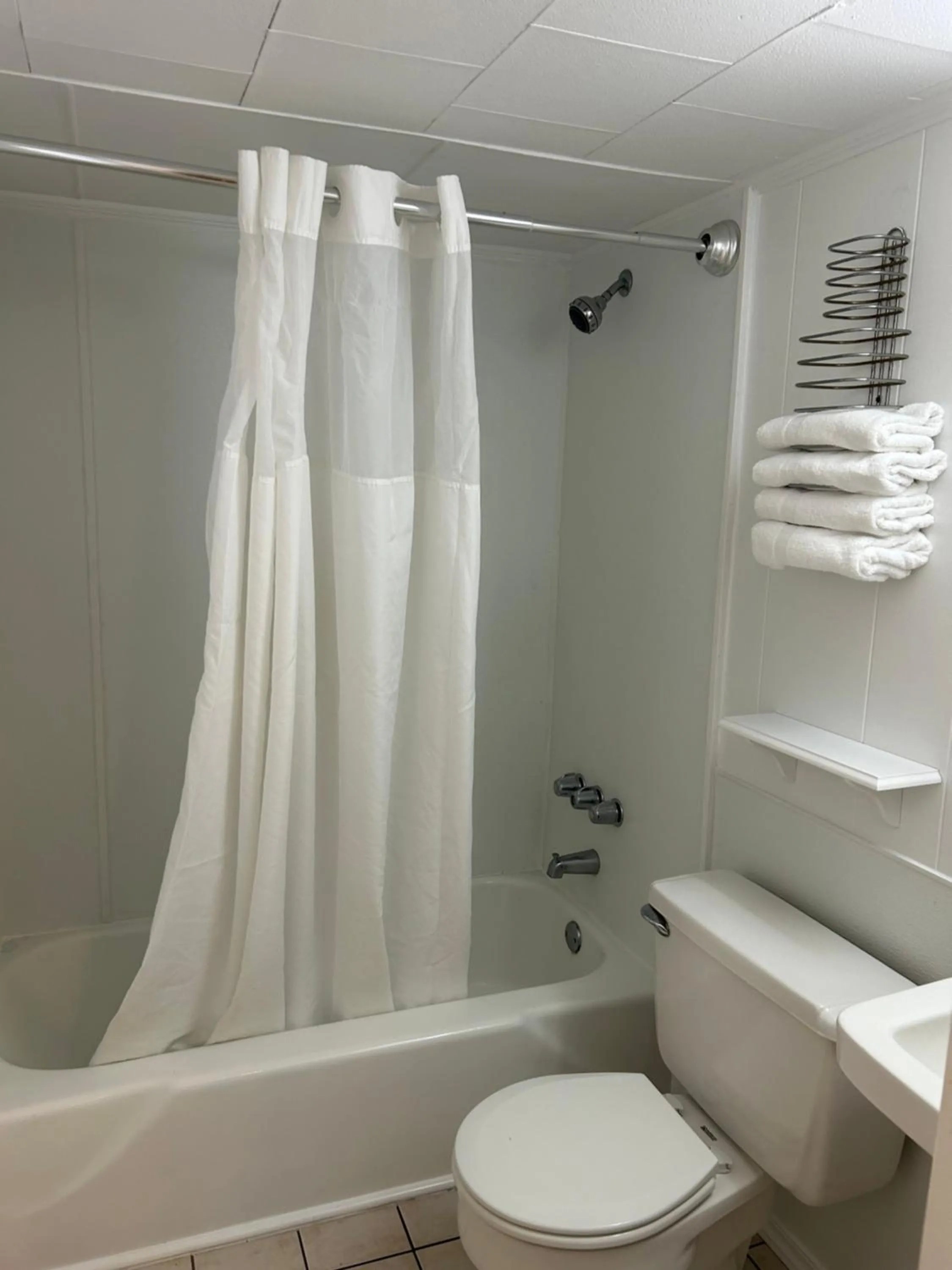 Bathroom in The Admiral Hotel/Motel