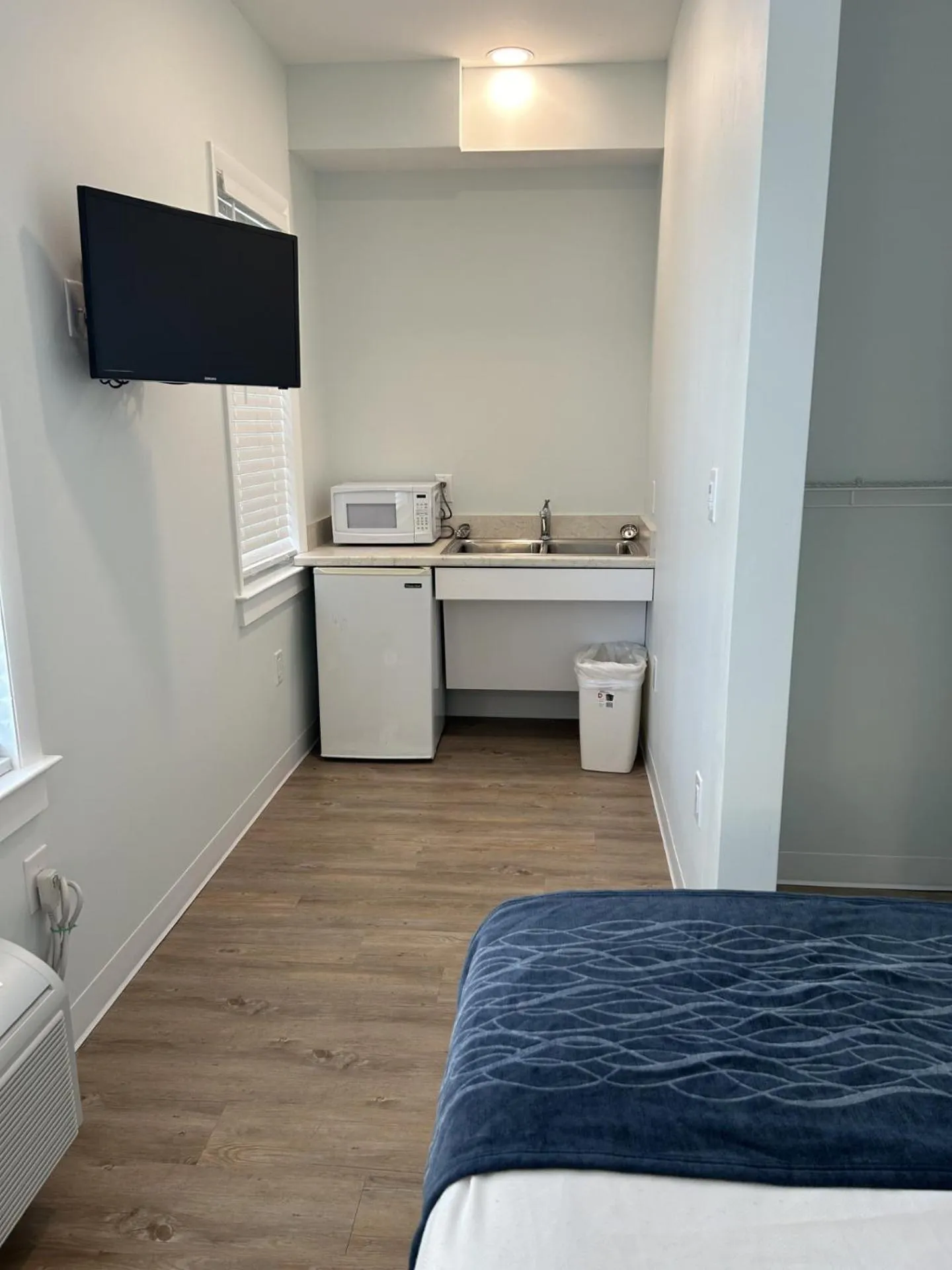 Photo of the whole room in The Admiral Hotel/Motel