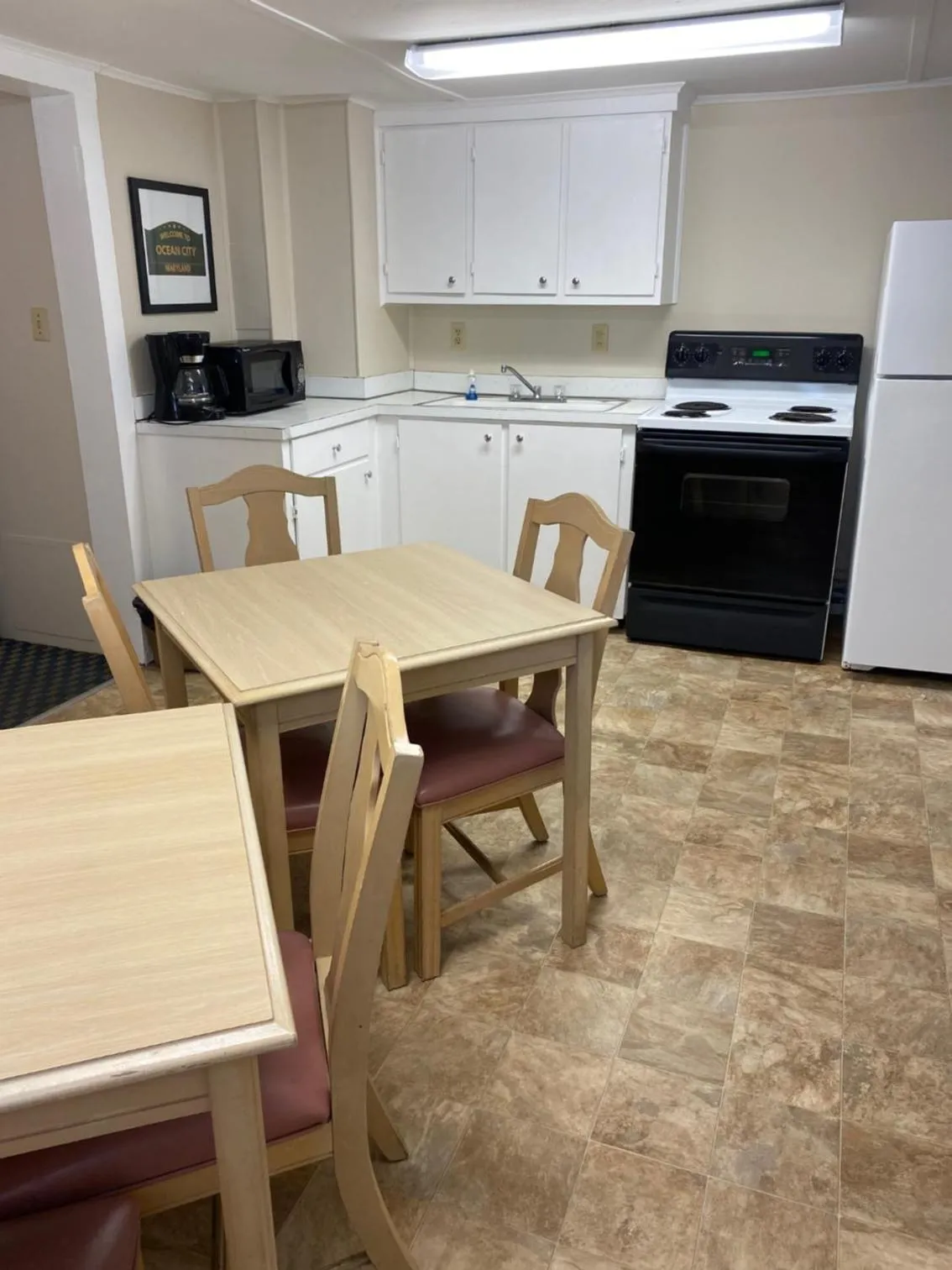 Kitchen or kitchenette in The Admiral Hotel/Motel