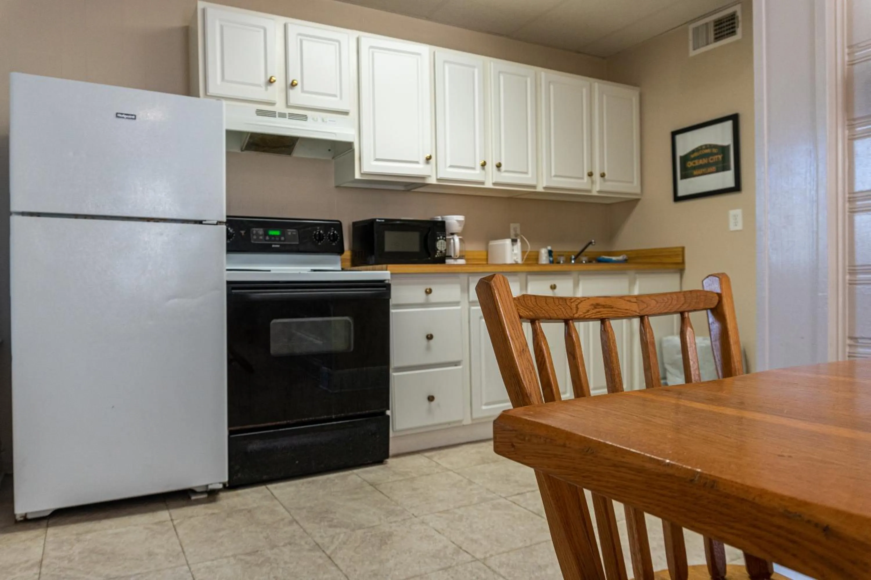 Kitchen or kitchenette in The Admiral Hotel/Motel