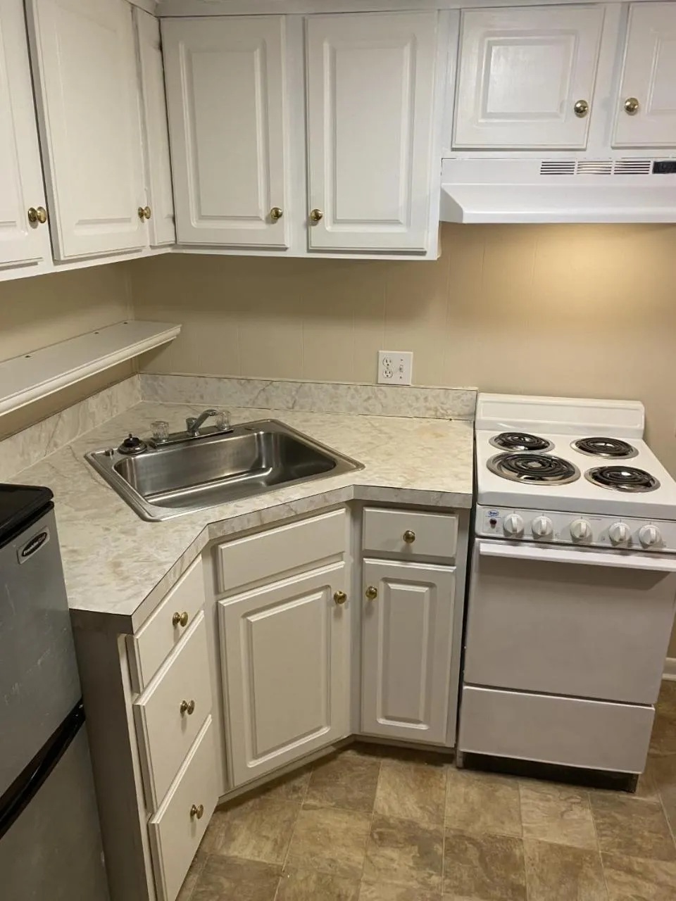 Kitchen or kitchenette in The Admiral Hotel/Motel