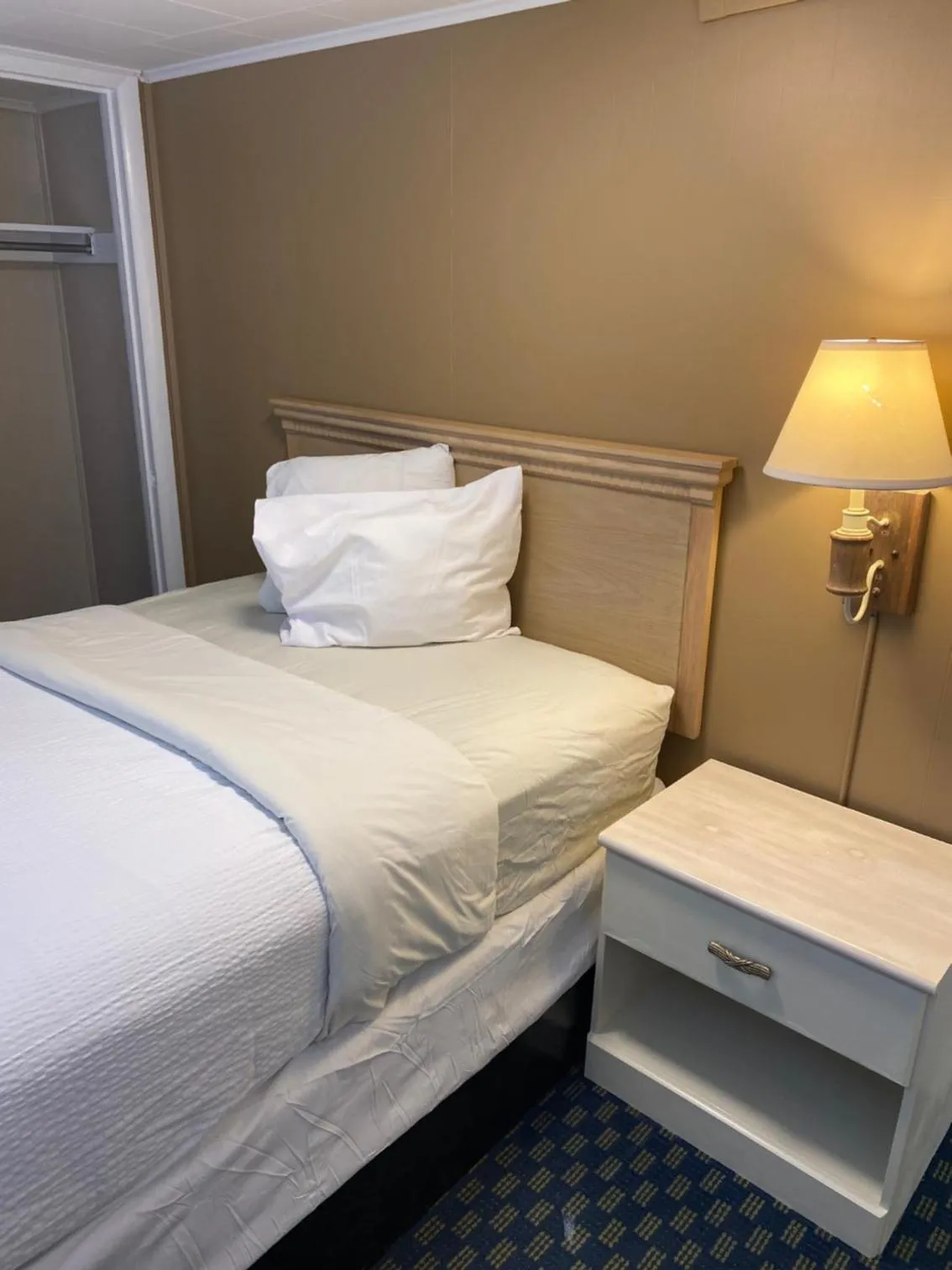 Bed in The Admiral Hotel/Motel