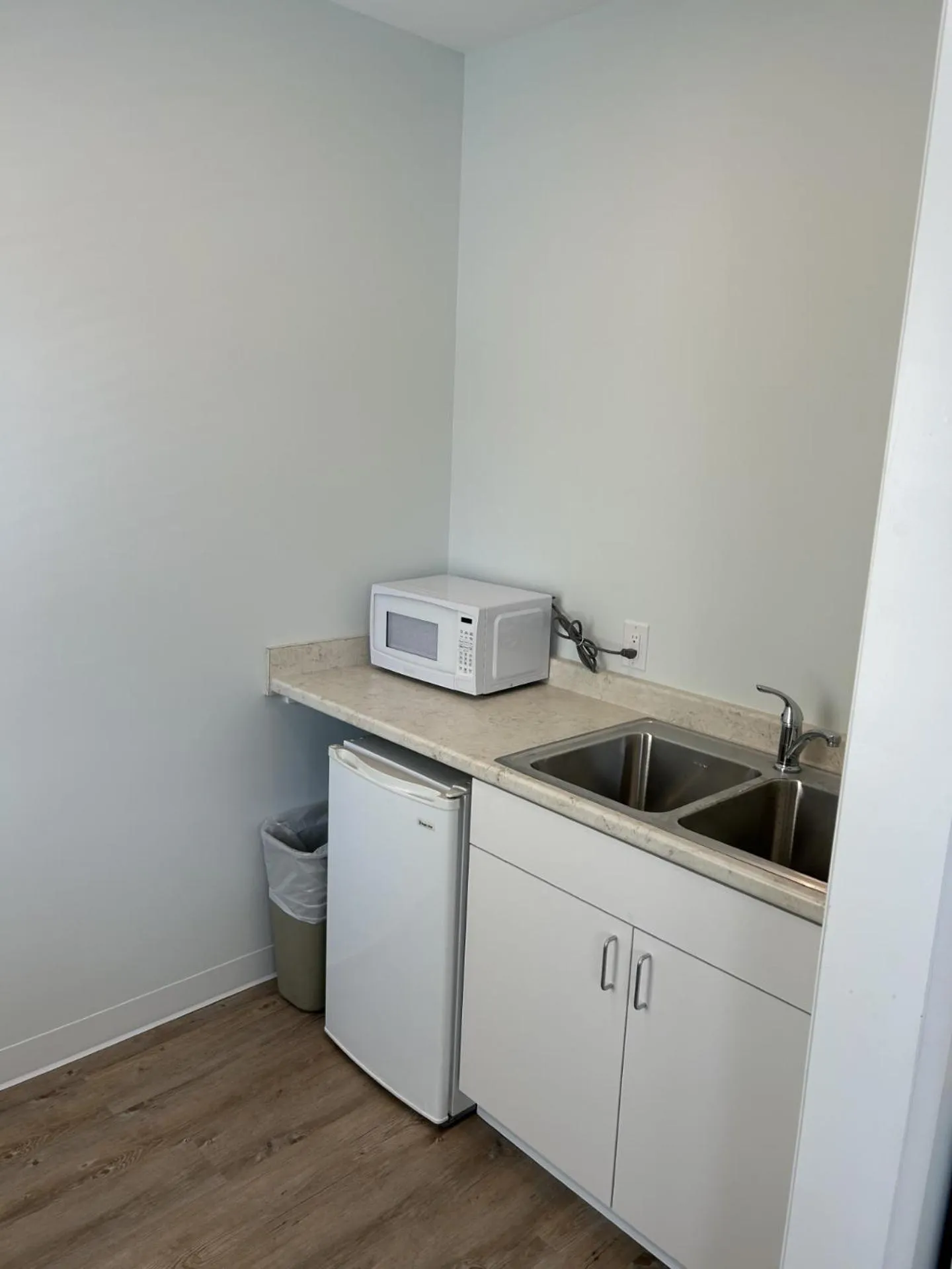 Kitchen or kitchenette in The Admiral Hotel/Motel