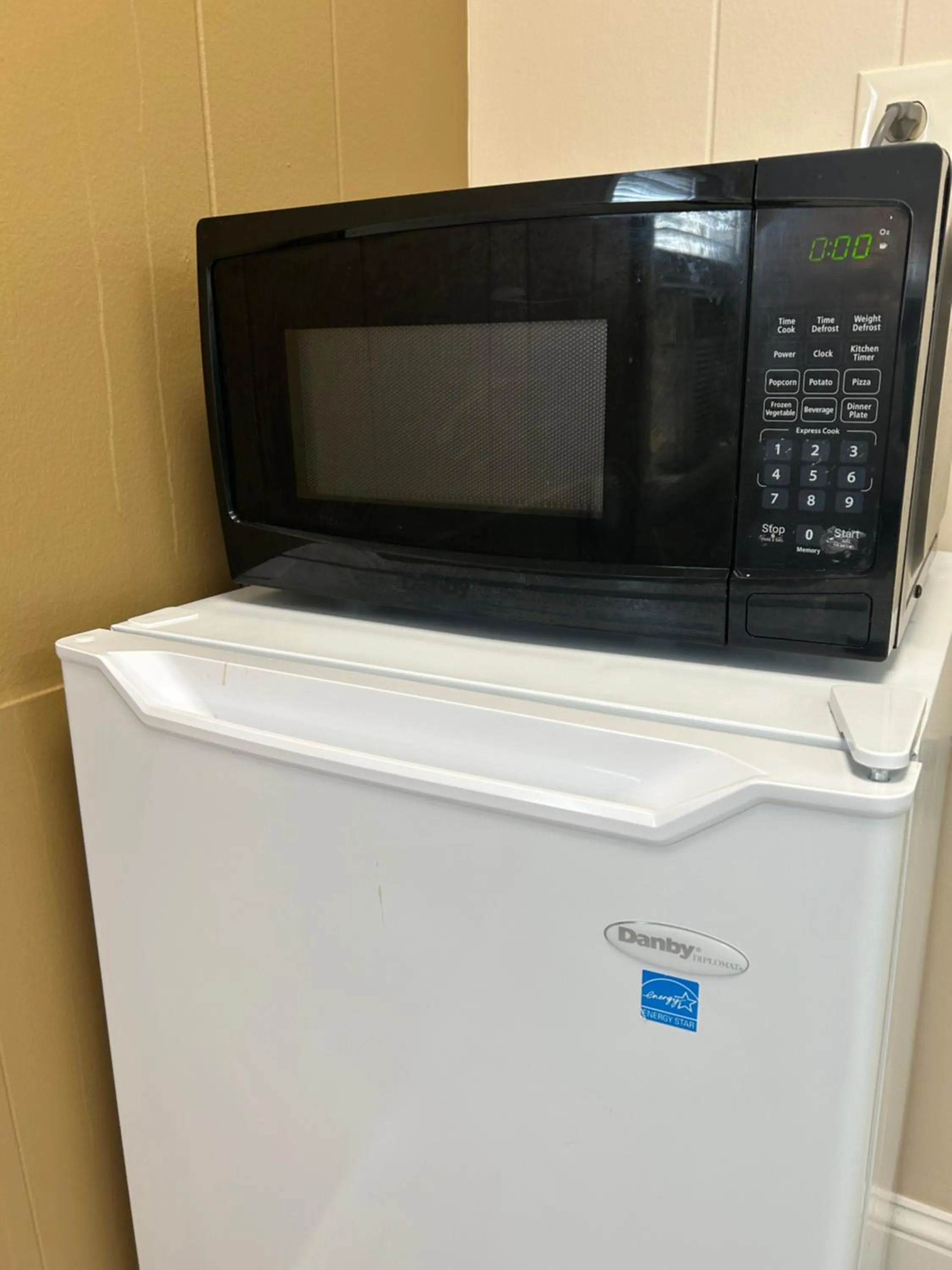 Kitchen or kitchenette in The Admiral Hotel/Motel