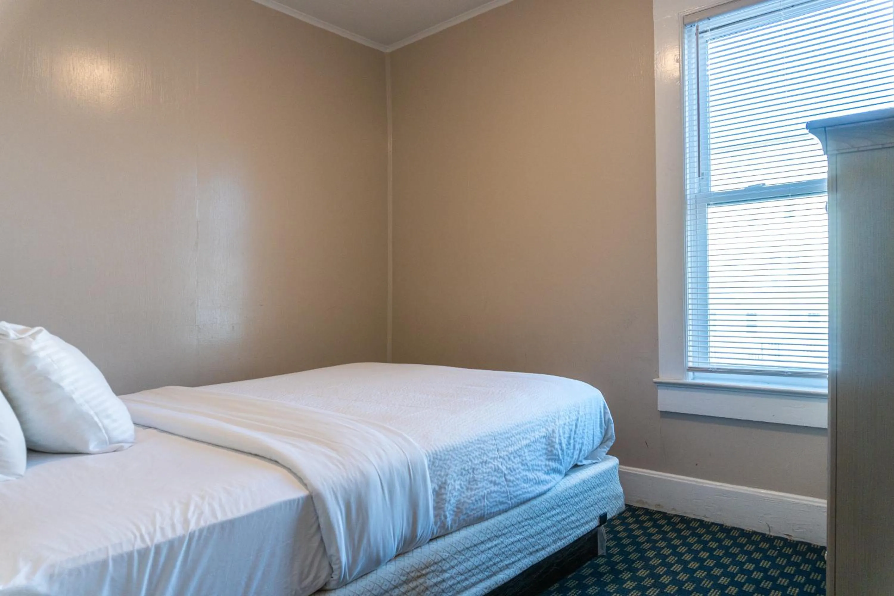 Bedroom in The Admiral Hotel/Motel